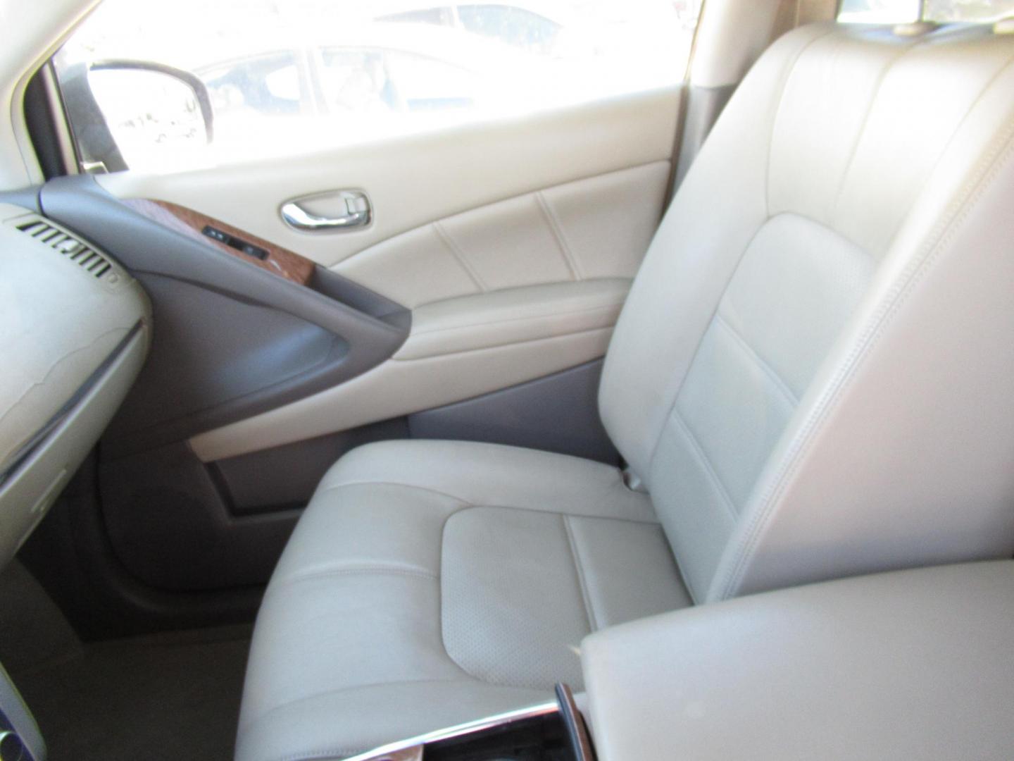 2011 Black /Tan Nissan Murano LE (JN8AZ1MU1BW) with an 3.5L V6 DOHC 24V engine, CVT transmission, located at 1511 North Shepherd Dr., Houston, TX, 77008, (281) 657-1221, 29.798361, -95.412560 - Photo#2