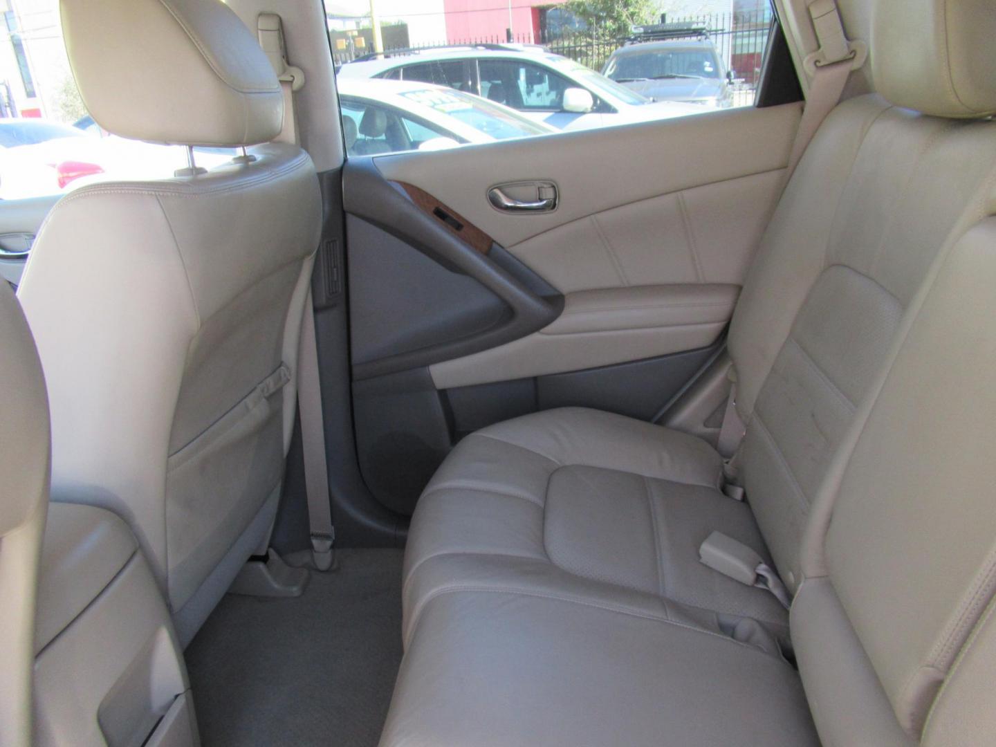 2011 Black /Tan Nissan Murano LE (JN8AZ1MU1BW) with an 3.5L V6 DOHC 24V engine, CVT transmission, located at 1511 North Shepherd Dr., Houston, TX, 77008, (281) 657-1221, 29.798361, -95.412560 - Photo#4