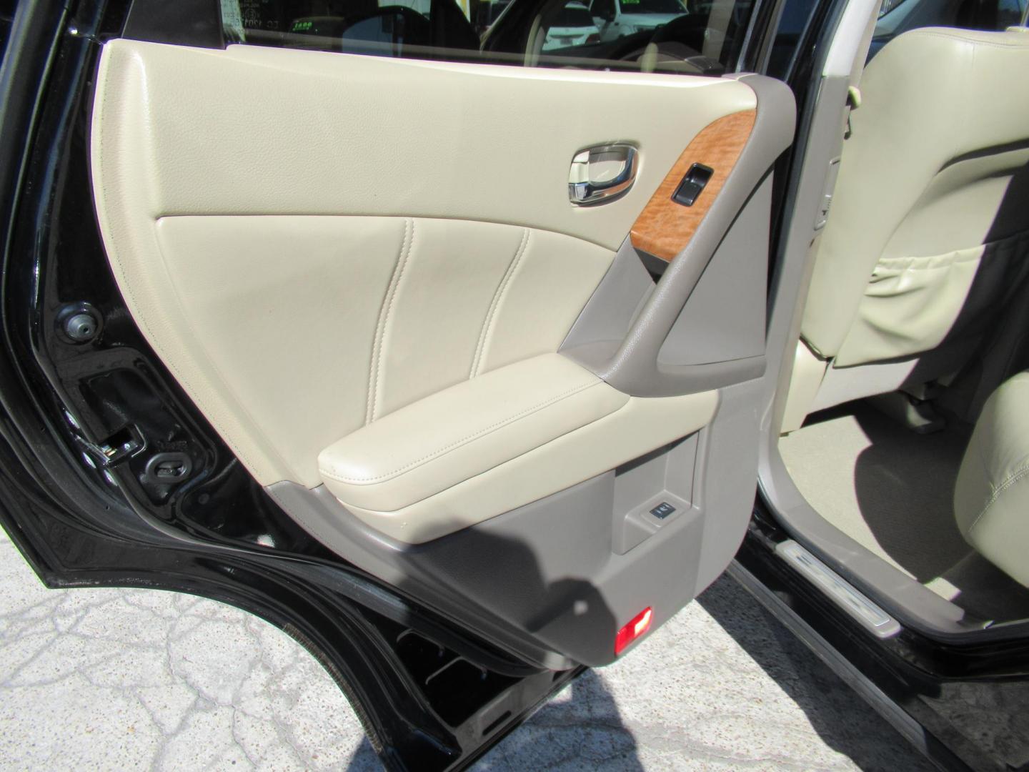 2011 Black /Tan Nissan Murano LE (JN8AZ1MU1BW) with an 3.5L V6 DOHC 24V engine, CVT transmission, located at 1511 North Shepherd Dr., Houston, TX, 77008, (281) 657-1221, 29.798361, -95.412560 - Photo#7