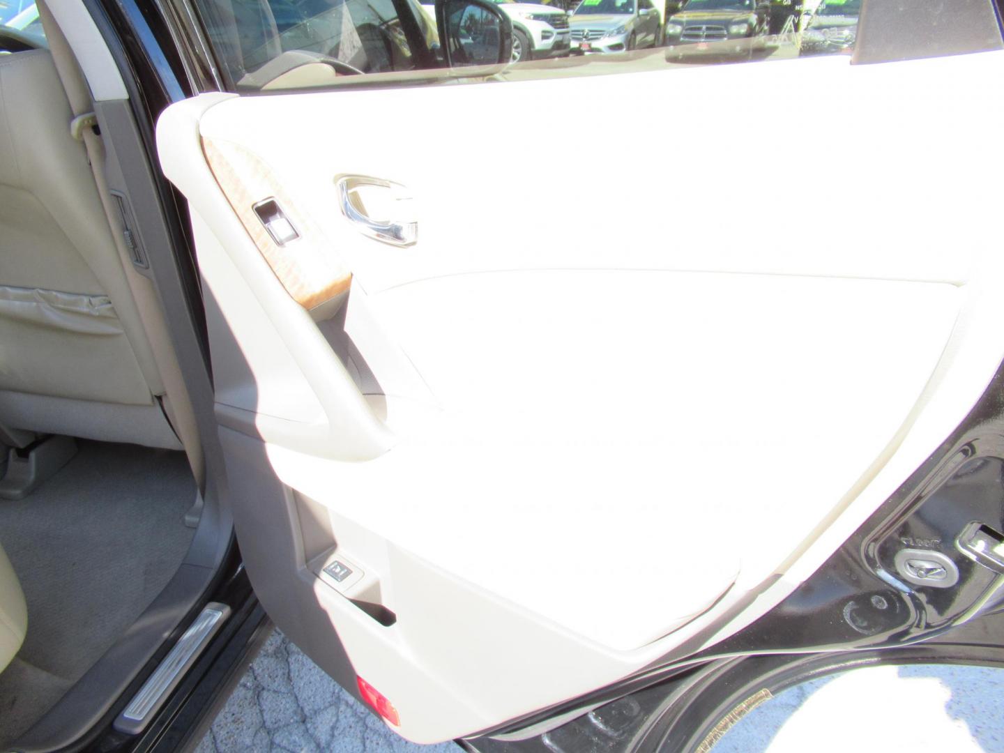 2011 Black /Tan Nissan Murano LE (JN8AZ1MU1BW) with an 3.5L V6 DOHC 24V engine, CVT transmission, located at 1511 North Shepherd Dr., Houston, TX, 77008, (281) 657-1221, 29.798361, -95.412560 - Photo#10