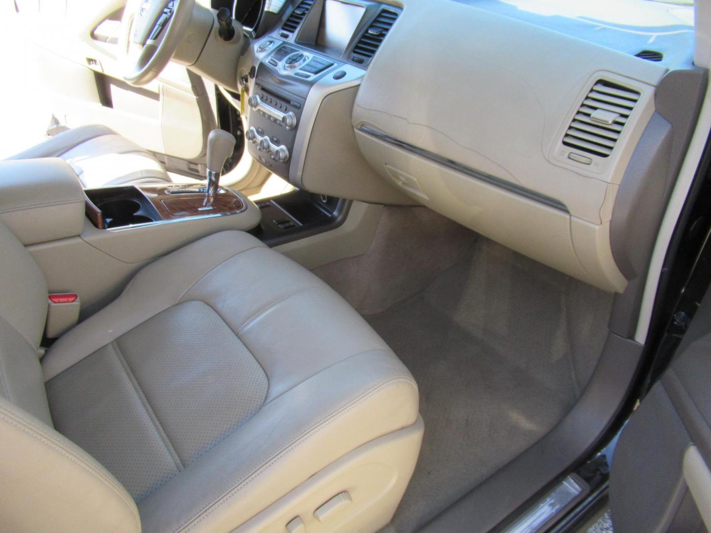 2011 Black /Tan Nissan Murano LE (JN8AZ1MU1BW) with an 3.5L V6 DOHC 24V engine, CVT transmission, located at 1511 North Shepherd Dr., Houston, TX, 77008, (281) 657-1221, 29.798361, -95.412560 - Photo#11