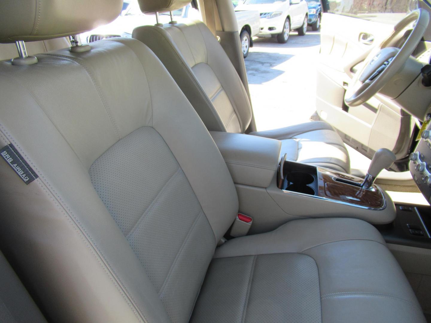 2011 Black /Tan Nissan Murano LE (JN8AZ1MU1BW) with an 3.5L V6 DOHC 24V engine, CVT transmission, located at 1511 North Shepherd Dr., Houston, TX, 77008, (281) 657-1221, 29.798361, -95.412560 - Photo#12