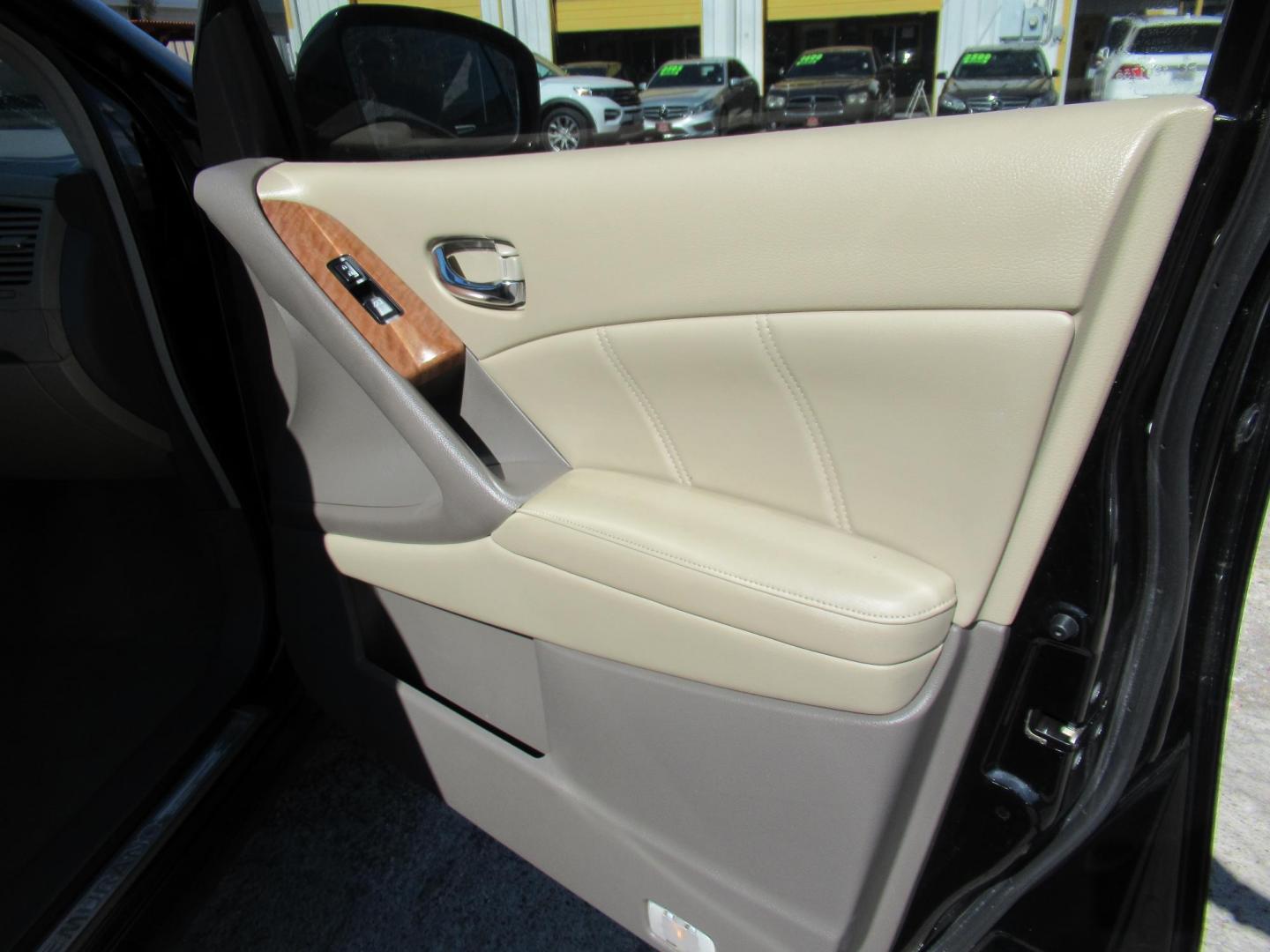 2011 Black /Tan Nissan Murano LE (JN8AZ1MU1BW) with an 3.5L V6 DOHC 24V engine, CVT transmission, located at 1511 North Shepherd Dr., Houston, TX, 77008, (281) 657-1221, 29.798361, -95.412560 - Photo#14