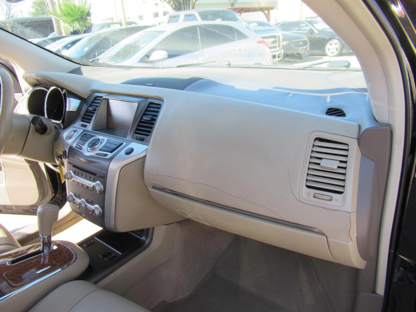 2011 Black /Tan Nissan Murano LE (JN8AZ1MU1BW) with an 3.5L V6 DOHC 24V engine, CVT transmission, located at 1511 North Shepherd Dr., Houston, TX, 77008, (281) 657-1221, 29.798361, -95.412560 - Photo#13