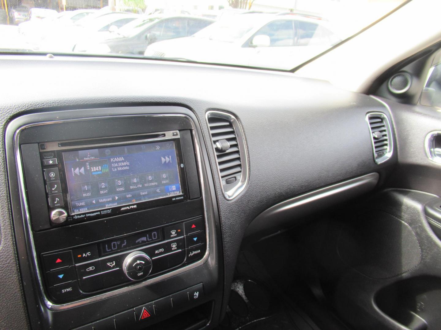 2013 White /Black Dodge Durango SXT RWD (1C4RDHAG3DC) with an 3.6L V6 DOHC 24V engine, Automatic transmission, located at 1511 North Shepherd Dr., Houston, TX, 77008, (281) 657-1221, 29.798361, -95.412560 - 2013 DODGE DURANGO SXT VIN: 1C4RDHAG3DC694368 1 C 4 R D H A G 3 D C 6 9 4 3 6 8 4 DOOR WAGON/SPORT UTILITY 3.6L V6 F DOHC 24V GASOLINE REAR WHEEL DRIVE - Photo#3