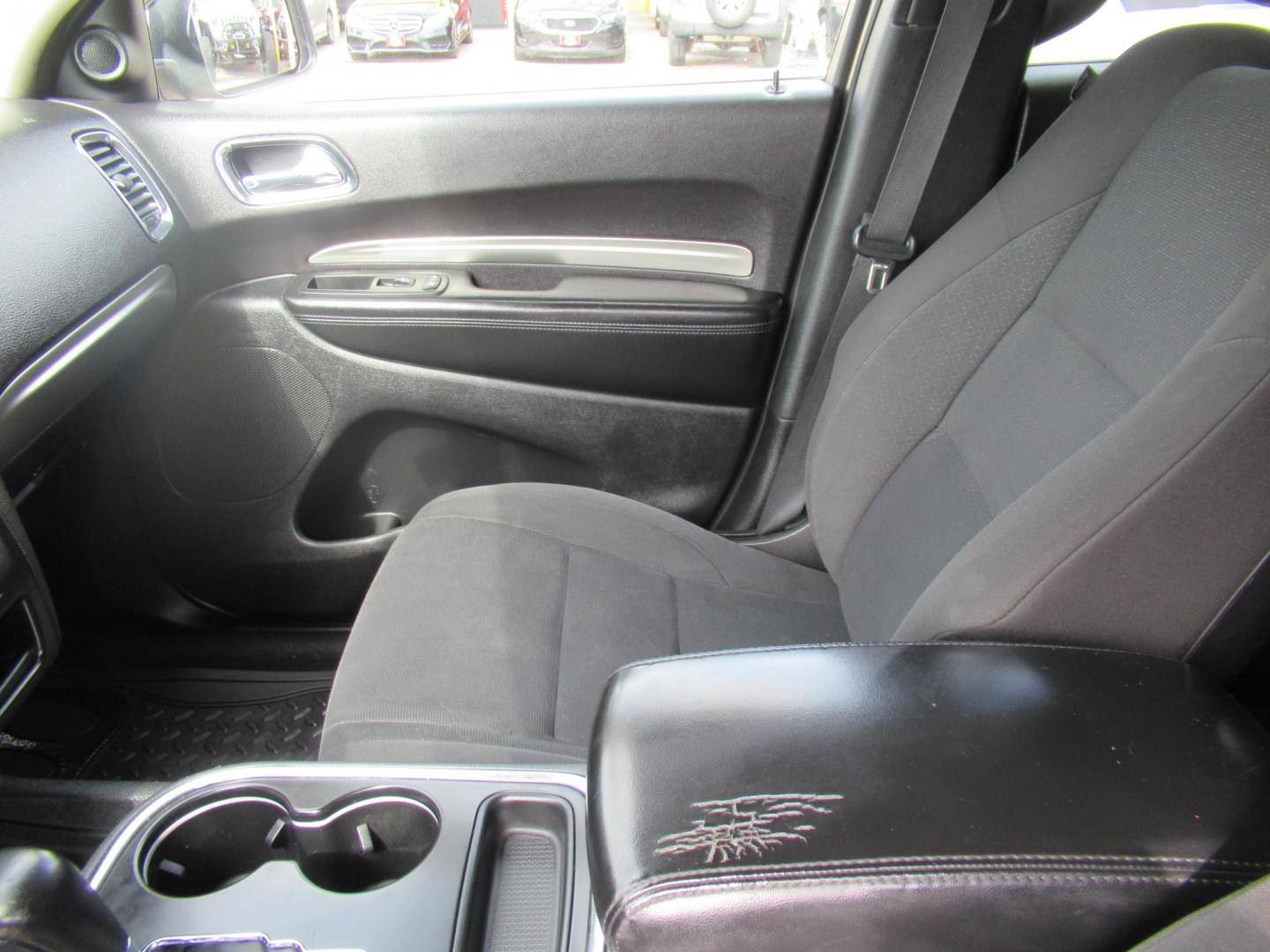 2013 White /Black Dodge Durango SXT RWD (1C4RDHAG3DC) with an 3.6L V6 DOHC 24V engine, Automatic transmission, located at 1511 North Shepherd Dr., Houston, TX, 77008, (281) 657-1221, 29.798361, -95.412560 - 2013 DODGE DURANGO SXT VIN: 1C4RDHAG3DC694368 1 C 4 R D H A G 3 D C 6 9 4 3 6 8 4 DOOR WAGON/SPORT UTILITY 3.6L V6 F DOHC 24V GASOLINE REAR WHEEL DRIVE - Photo#2