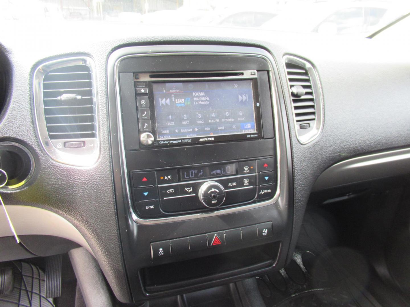 2013 White /Black Dodge Durango SXT RWD (1C4RDHAG3DC) with an 3.6L V6 DOHC 24V engine, Automatic transmission, located at 1511 North Shepherd Dr., Houston, TX, 77008, (281) 657-1221, 29.798361, -95.412560 - 2013 DODGE DURANGO SXT VIN: 1C4RDHAG3DC694368 1 C 4 R D H A G 3 D C 6 9 4 3 6 8 4 DOOR WAGON/SPORT UTILITY 3.6L V6 F DOHC 24V GASOLINE REAR WHEEL DRIVE - Photo#4