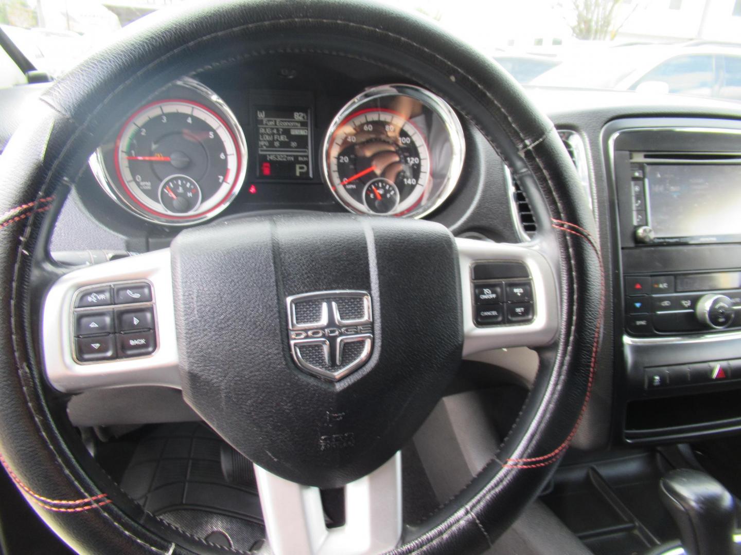 2013 White /Black Dodge Durango SXT RWD (1C4RDHAG3DC) with an 3.6L V6 DOHC 24V engine, Automatic transmission, located at 1511 North Shepherd Dr., Houston, TX, 77008, (281) 657-1221, 29.798361, -95.412560 - 2013 DODGE DURANGO SXT VIN: 1C4RDHAG3DC694368 1 C 4 R D H A G 3 D C 6 9 4 3 6 8 4 DOOR WAGON/SPORT UTILITY 3.6L V6 F DOHC 24V GASOLINE REAR WHEEL DRIVE - Photo#5