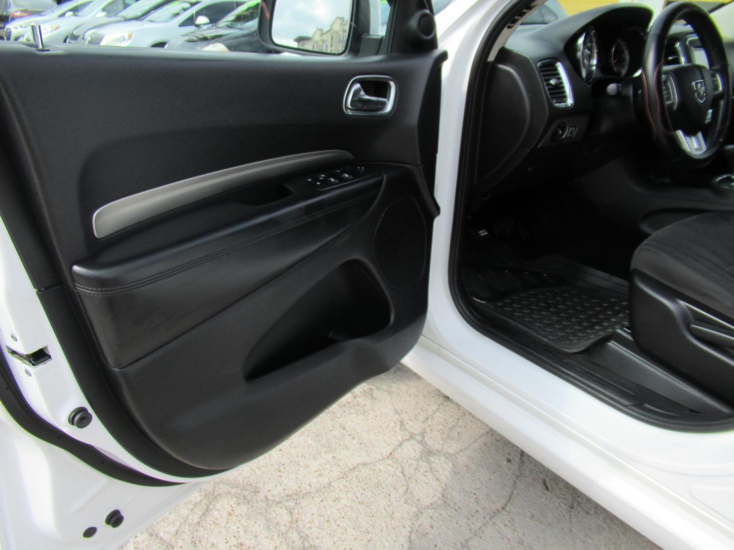 2013 White /Black Dodge Durango SXT RWD (1C4RDHAG3DC) with an 3.6L V6 DOHC 24V engine, Automatic transmission, located at 1511 North Shepherd Dr., Houston, TX, 77008, (281) 657-1221, 29.798361, -95.412560 - 2013 DODGE DURANGO SXT VIN: 1C4RDHAG3DC694368 1 C 4 R D H A G 3 D C 6 9 4 3 6 8 4 DOOR WAGON/SPORT UTILITY 3.6L V6 F DOHC 24V GASOLINE REAR WHEEL DRIVE - Photo#6