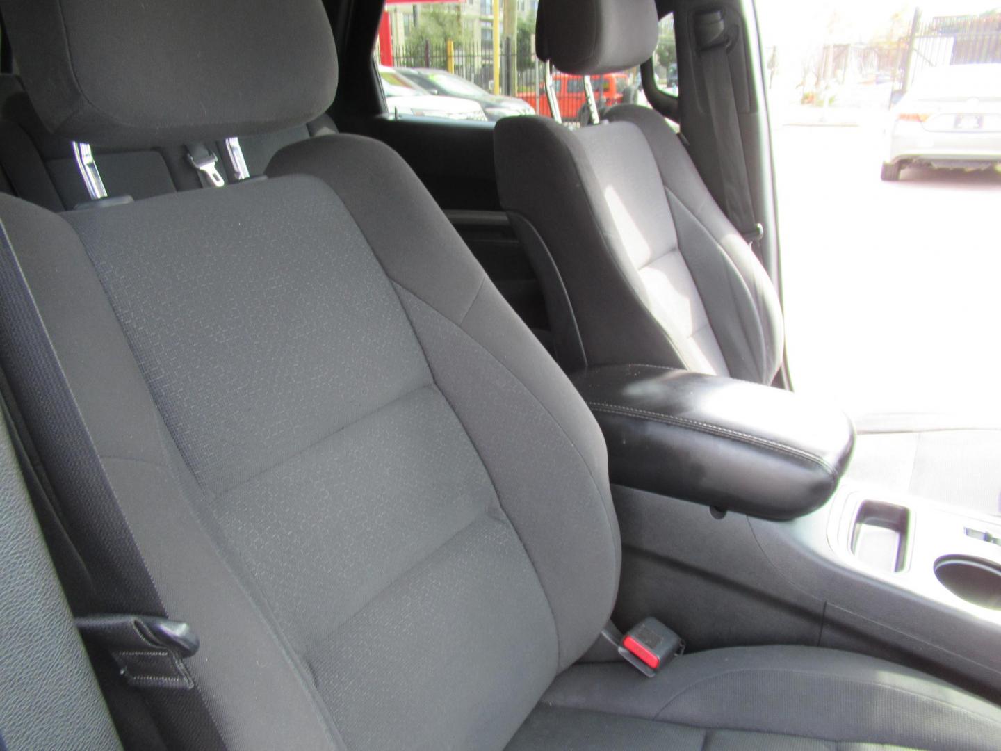 2013 White /Black Dodge Durango SXT RWD (1C4RDHAG3DC) with an 3.6L V6 DOHC 24V engine, Automatic transmission, located at 1511 North Shepherd Dr., Houston, TX, 77008, (281) 657-1221, 29.798361, -95.412560 - 2013 DODGE DURANGO SXT VIN: 1C4RDHAG3DC694368 1 C 4 R D H A G 3 D C 6 9 4 3 6 8 4 DOOR WAGON/SPORT UTILITY 3.6L V6 F DOHC 24V GASOLINE REAR WHEEL DRIVE - Photo#16