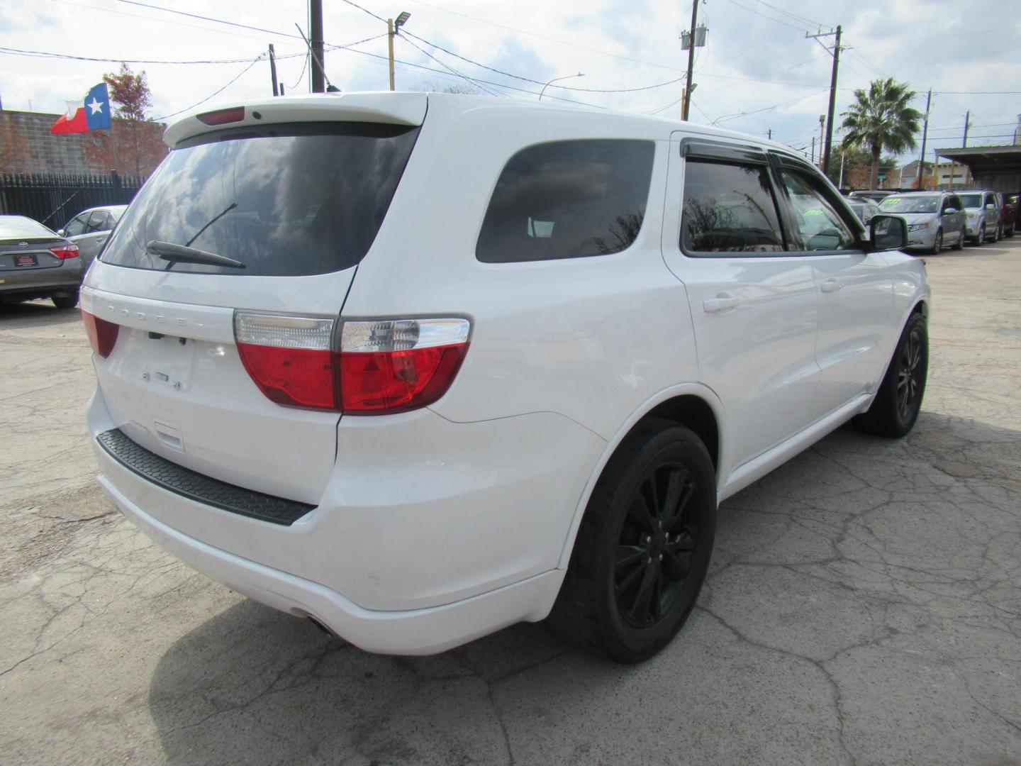 2013 White /Black Dodge Durango SXT RWD (1C4RDHAG3DC) with an 3.6L V6 DOHC 24V engine, Automatic transmission, located at 1511 North Shepherd Dr., Houston, TX, 77008, (281) 657-1221, 29.798361, -95.412560 - 2013 DODGE DURANGO SXT VIN: 1C4RDHAG3DC694368 1 C 4 R D H A G 3 D C 6 9 4 3 6 8 4 DOOR WAGON/SPORT UTILITY 3.6L V6 F DOHC 24V GASOLINE REAR WHEEL DRIVE - Photo#20