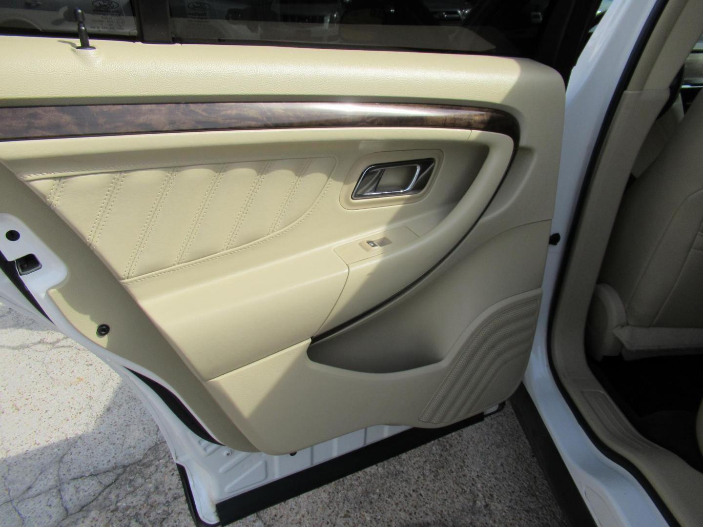 2013 White /Tan Ford Taurus Limited FWD (1FAHP2F87DG) with an 3.5L V6 DOHC 24V engine, 6-Speed Automatic transmission, located at 1511 North Shepherd Dr., Houston, TX, 77008, (281) 657-1221, 29.798361, -95.412560 - 2013 FORD TAURUS LIMITED VIN: 1FAHP2F87DG147989 1 F A H P 2 F 8 7 D G 1 4 7 9 8 9 SEDAN 4 DR 3.5L V6 F DOHC 24V GASOLINE FRONT WHEEL DRIVE- Photo#8