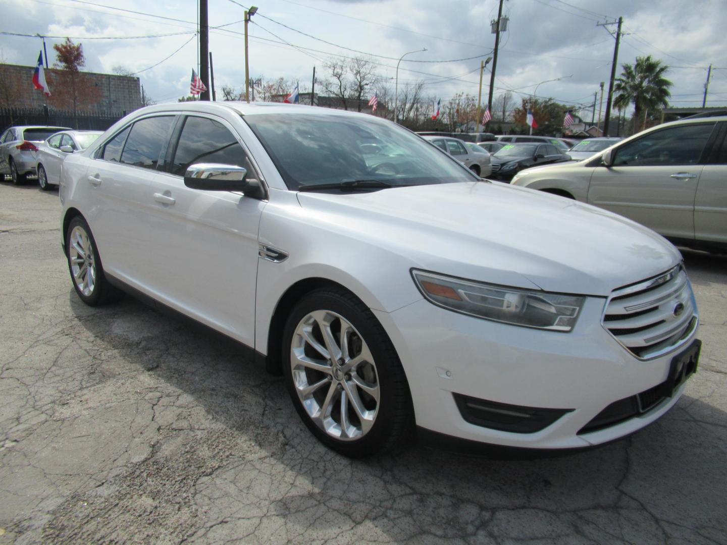 2013 White /Tan Ford Taurus Limited FWD (1FAHP2F87DG) with an 3.5L V6 DOHC 24V engine, 6-Speed Automatic transmission, located at 1511 North Shepherd Dr., Houston, TX, 77008, (281) 657-1221, 29.798361, -95.412560 - 2013 FORD TAURUS LIMITED VIN: 1FAHP2F87DG147989 1 F A H P 2 F 8 7 D G 1 4 7 9 8 9 SEDAN 4 DR 3.5L V6 F DOHC 24V GASOLINE FRONT WHEEL DRIVE- Photo#15