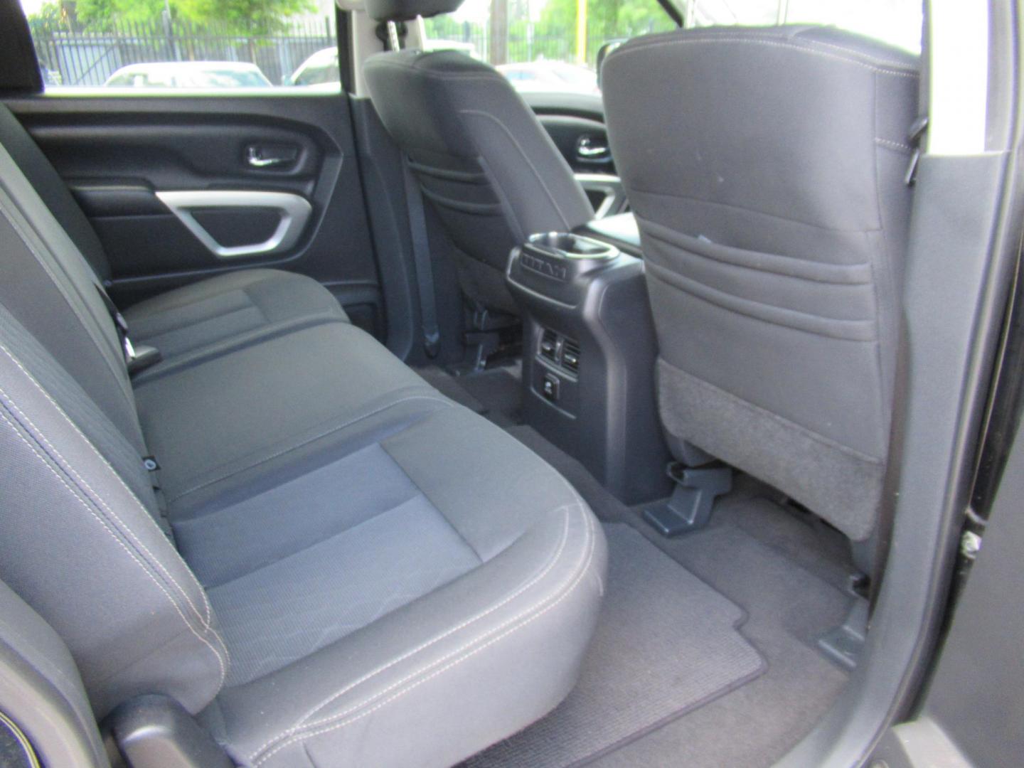 2017 Black /Black Nissan Titan S Crew Cab 2WD (1N6AA1E60HN) with an 5.6L V8 DOHC 32V engine, 6A transmission, located at 1511 North Shepherd Dr., Houston, TX, 77008, (281) 657-1221, 29.798361, -95.412560 - 2017 NISSAN TITAN SV VIN: 1N6AA1E60HN564070 1 N 6 A A 1 E 6 0 H N 5 6 4 0 7 0 CREW PICKUP 5.6L V8 F DOHC 32V GASOLINE REAR WHEEL DRIVE - Photo#5