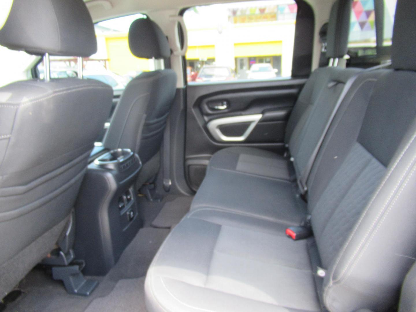2017 Black /Black Nissan Titan S Crew Cab 2WD (1N6AA1E60HN) with an 5.6L V8 DOHC 32V engine, 6A transmission, located at 1511 North Shepherd Dr., Houston, TX, 77008, (281) 657-1221, 29.798361, -95.412560 - 2017 NISSAN TITAN SV VIN: 1N6AA1E60HN564070 1 N 6 A A 1 E 6 0 H N 5 6 4 0 7 0 CREW PICKUP 5.6L V8 F DOHC 32V GASOLINE REAR WHEEL DRIVE - Photo#8