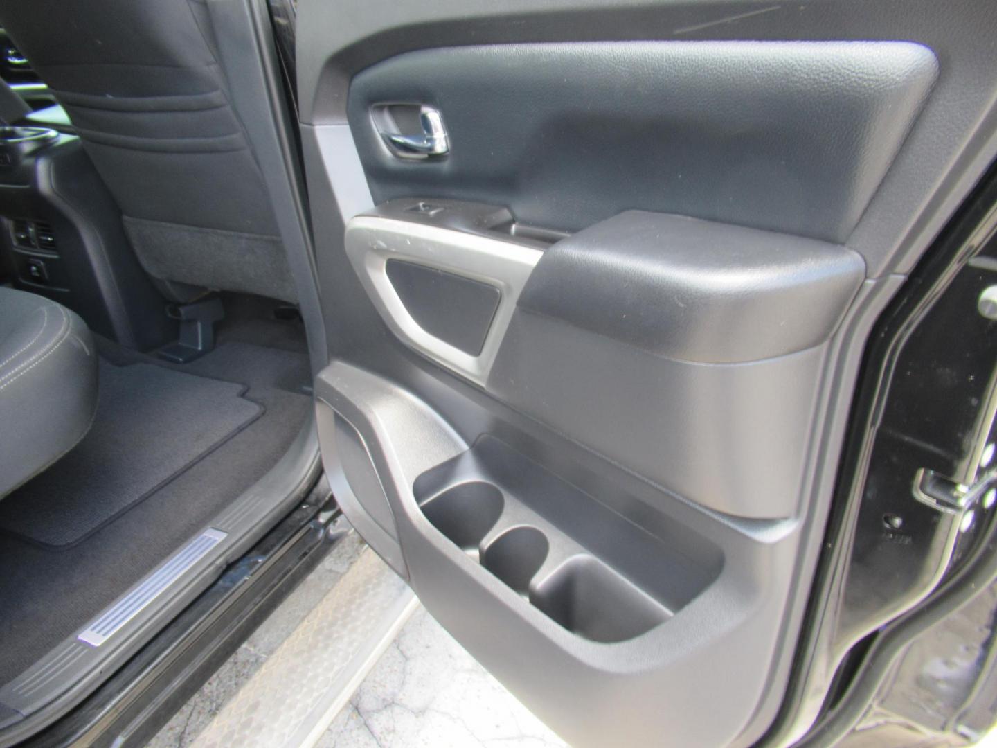 2017 Black /Black Nissan Titan S Crew Cab 2WD (1N6AA1E60HN) with an 5.6L V8 DOHC 32V engine, 6A transmission, located at 1511 North Shepherd Dr., Houston, TX, 77008, (281) 657-1221, 29.798361, -95.412560 - 2017 NISSAN TITAN SV VIN: 1N6AA1E60HN564070 1 N 6 A A 1 E 6 0 H N 5 6 4 0 7 0 CREW PICKUP 5.6L V8 F DOHC 32V GASOLINE REAR WHEEL DRIVE - Photo#7