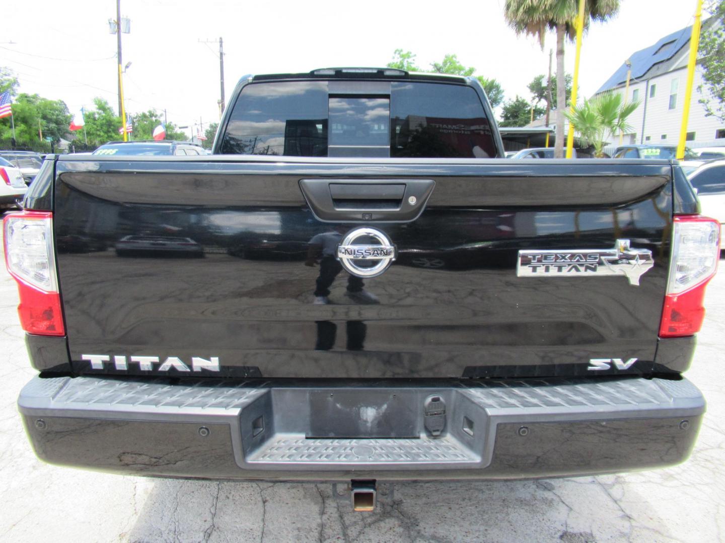 2017 Black /Black Nissan Titan S Crew Cab 2WD (1N6AA1E60HN) with an 5.6L V8 DOHC 32V engine, 6A transmission, located at 1511 North Shepherd Dr., Houston, TX, 77008, (281) 657-1221, 29.798361, -95.412560 - 2017 NISSAN TITAN SV VIN: 1N6AA1E60HN564070 1 N 6 A A 1 E 6 0 H N 5 6 4 0 7 0 CREW PICKUP 5.6L V8 F DOHC 32V GASOLINE REAR WHEEL DRIVE - Photo#17