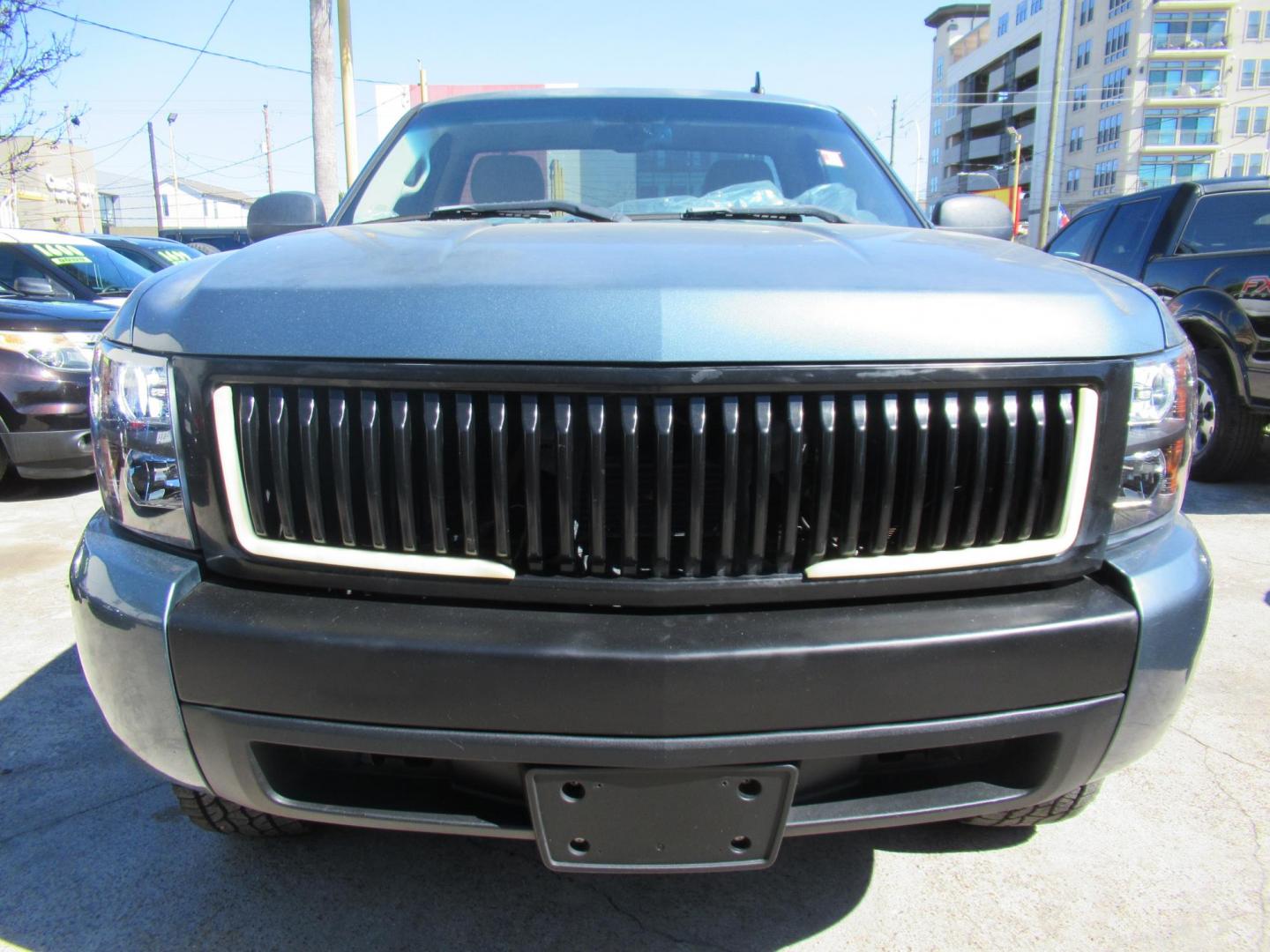 2007 Green /Black Chevrolet Silverado 1500 LT1 4WD (1GCEK14007Z) with an 5.3L V8 OHV 16V FFV engine, 4-Speed Automatic Overdrive transmission, located at 1511 North Shepherd Dr., Houston, TX, 77008, (281) 657-1221, 29.798361, -95.412560 - 2007 CHEVROLET SILVERADO 1500 WORK TRUCK VIN: 1GCEK14007Z606940 1 G C E K 1 4 0 0 7 Z 6 0 6 9 4 0 PICKUP 5.3L V8 F FLEX FUEL REAR WHEEL DRIVE W/ 4X4 - Photo#2