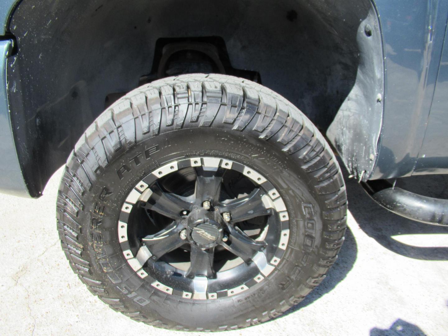 2007 Green /Black Chevrolet Silverado 1500 LT1 4WD (1GCEK14007Z) with an 5.3L V8 OHV 16V FFV engine, 4-Speed Automatic Overdrive transmission, located at 1511 North Shepherd Dr., Houston, TX, 77008, (281) 657-1221, 29.798361, -95.412560 - 2007 CHEVROLET SILVERADO 1500 WORK TRUCK VIN: 1GCEK14007Z606940 1 G C E K 1 4 0 0 7 Z 6 0 6 9 4 0 PICKUP 5.3L V8 F FLEX FUEL REAR WHEEL DRIVE W/ 4X4 - Photo#9