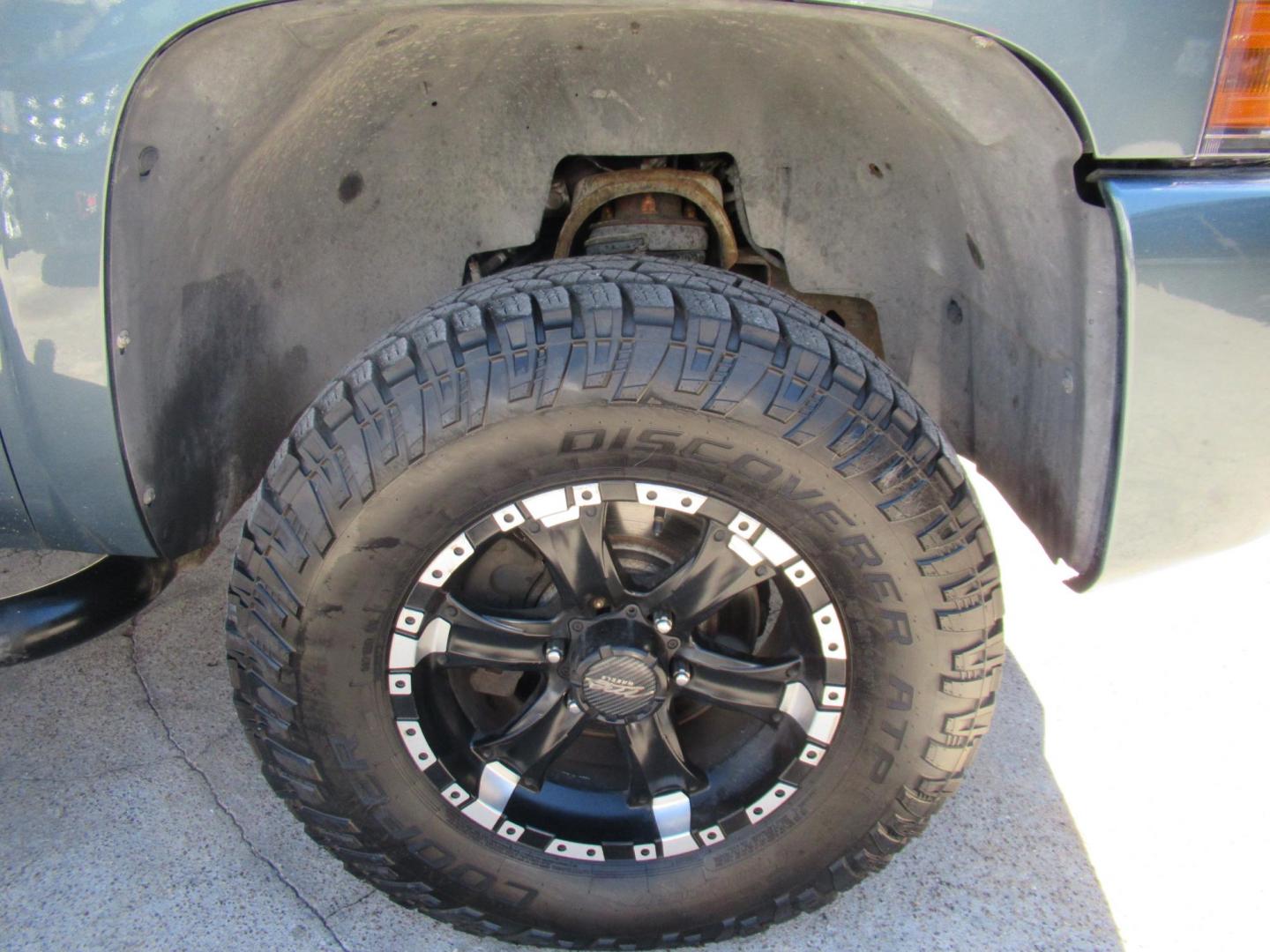 2007 Green /Black Chevrolet Silverado 1500 LT1 4WD (1GCEK14007Z) with an 5.3L V8 OHV 16V FFV engine, 4-Speed Automatic Overdrive transmission, located at 1511 North Shepherd Dr., Houston, TX, 77008, (281) 657-1221, 29.798361, -95.412560 - 2007 CHEVROLET SILVERADO 1500 WORK TRUCK VIN: 1GCEK14007Z606940 1 G C E K 1 4 0 0 7 Z 6 0 6 9 4 0 PICKUP 5.3L V8 F FLEX FUEL REAR WHEEL DRIVE W/ 4X4 - Photo#10