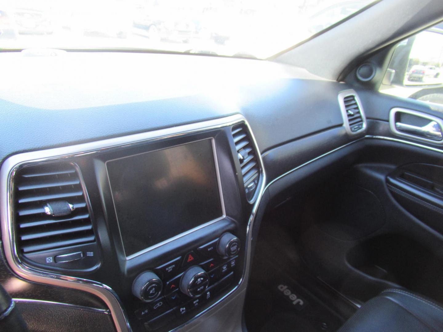 2015 White /Black Jeep Grand Cherokee Limited 2WD (1C4RJEBG5FC) with an 3.6L V6 DOHC 24V engine, 8-Speed Automatic transmission, located at 1511 North Shepherd Dr., Houston, TX, 77008, (281) 657-1221, 29.798361, -95.412560 - 2015 JEEP GRAND CHEROKEE LIMITED VIN: 1C4RJEBG5FC825406 1 C 4 R J E B G 5 F C 8 2 5 4 0 6 4 DOOR WAGON/SPORT UTILITY 3.6L V6 F DOHC 24V GASOLINE REAR WHEEL DRIVE - Photo#2