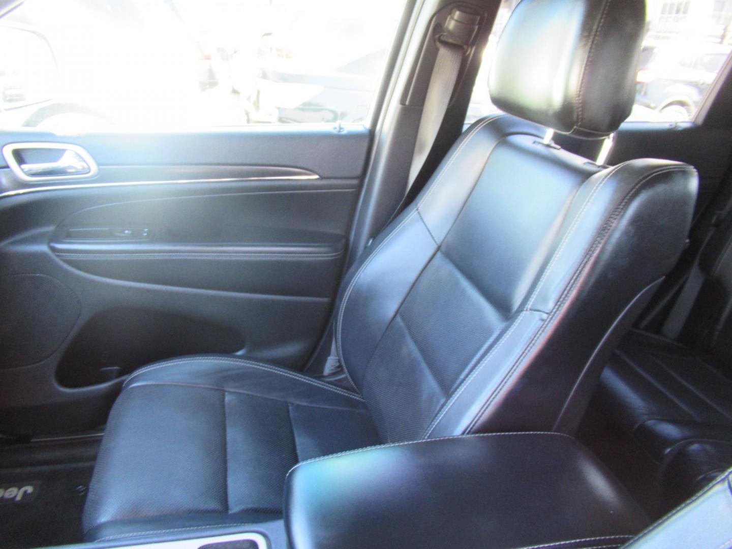 2015 White /Black Jeep Grand Cherokee Limited 2WD (1C4RJEBG5FC) with an 3.6L V6 DOHC 24V engine, 8-Speed Automatic transmission, located at 1511 North Shepherd Dr., Houston, TX, 77008, (281) 657-1221, 29.798361, -95.412560 - 2015 JEEP GRAND CHEROKEE LIMITED VIN: 1C4RJEBG5FC825406 1 C 4 R J E B G 5 F C 8 2 5 4 0 6 4 DOOR WAGON/SPORT UTILITY 3.6L V6 F DOHC 24V GASOLINE REAR WHEEL DRIVE - Photo#1