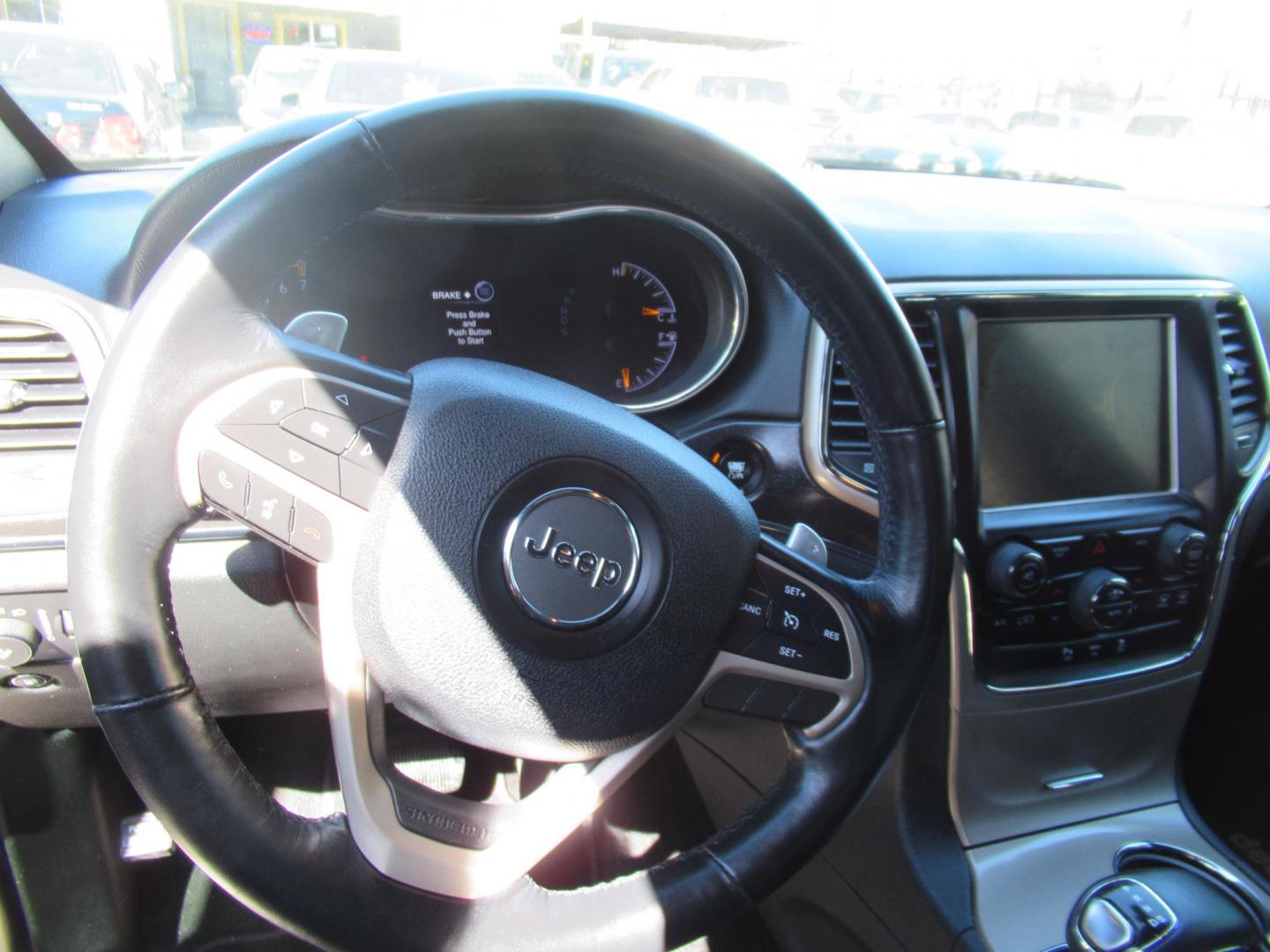 2015 White /Black Jeep Grand Cherokee Limited 2WD (1C4RJEBG5FC) with an 3.6L V6 DOHC 24V engine, 8-Speed Automatic transmission, located at 1511 North Shepherd Dr., Houston, TX, 77008, (281) 657-1221, 29.798361, -95.412560 - 2015 JEEP GRAND CHEROKEE LIMITED VIN: 1C4RJEBG5FC825406 1 C 4 R J E B G 5 F C 8 2 5 4 0 6 4 DOOR WAGON/SPORT UTILITY 3.6L V6 F DOHC 24V GASOLINE REAR WHEEL DRIVE - Photo#3