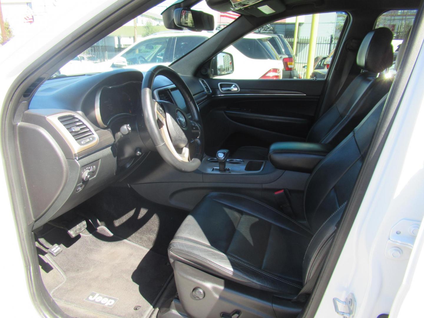 2015 White /Black Jeep Grand Cherokee Limited 2WD (1C4RJEBG5FC) with an 3.6L V6 DOHC 24V engine, 8-Speed Automatic transmission, located at 1511 North Shepherd Dr., Houston, TX, 77008, (281) 657-1221, 29.798361, -95.412560 - 2015 JEEP GRAND CHEROKEE LIMITED VIN: 1C4RJEBG5FC825406 1 C 4 R J E B G 5 F C 8 2 5 4 0 6 4 DOOR WAGON/SPORT UTILITY 3.6L V6 F DOHC 24V GASOLINE REAR WHEEL DRIVE - Photo#5