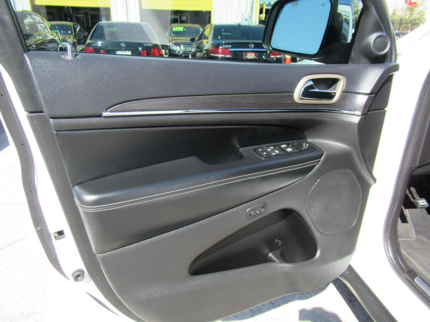 2015 White /Black Jeep Grand Cherokee Limited 2WD (1C4RJEBG5FC) with an 3.6L V6 DOHC 24V engine, 8-Speed Automatic transmission, located at 1511 North Shepherd Dr., Houston, TX, 77008, (281) 657-1221, 29.798361, -95.412560 - 2015 JEEP GRAND CHEROKEE LIMITED VIN: 1C4RJEBG5FC825406 1 C 4 R J E B G 5 F C 8 2 5 4 0 6 4 DOOR WAGON/SPORT UTILITY 3.6L V6 F DOHC 24V GASOLINE REAR WHEEL DRIVE - Photo#6