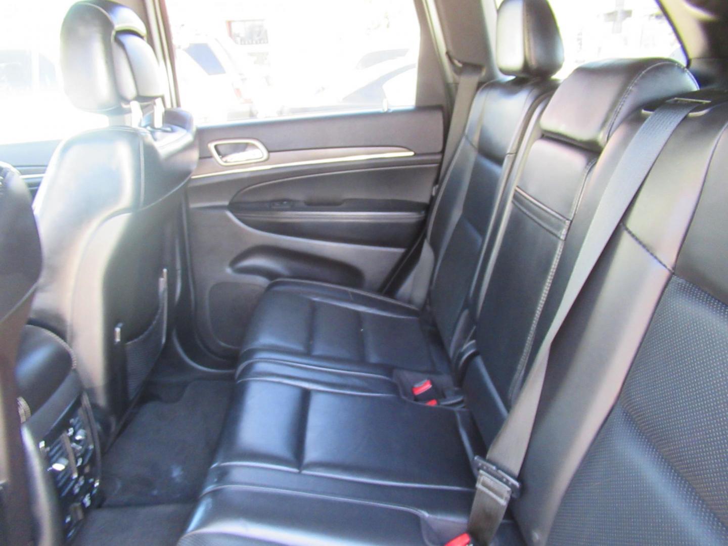 2015 White /Black Jeep Grand Cherokee Limited 2WD (1C4RJEBG5FC) with an 3.6L V6 DOHC 24V engine, 8-Speed Automatic transmission, located at 1511 North Shepherd Dr., Houston, TX, 77008, (281) 657-1221, 29.798361, -95.412560 - 2015 JEEP GRAND CHEROKEE LIMITED VIN: 1C4RJEBG5FC825406 1 C 4 R J E B G 5 F C 8 2 5 4 0 6 4 DOOR WAGON/SPORT UTILITY 3.6L V6 F DOHC 24V GASOLINE REAR WHEEL DRIVE - Photo#7