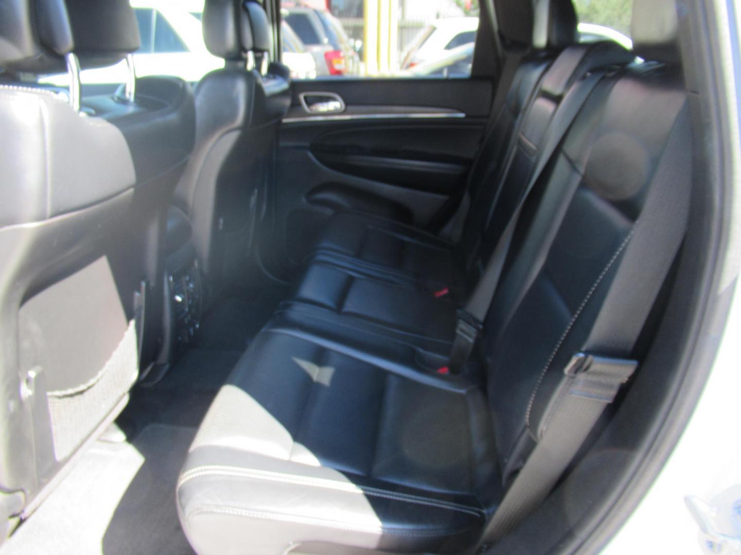 2015 White /Black Jeep Grand Cherokee Limited 2WD (1C4RJEBG5FC) with an 3.6L V6 DOHC 24V engine, 8-Speed Automatic transmission, located at 1511 North Shepherd Dr., Houston, TX, 77008, (281) 657-1221, 29.798361, -95.412560 - 2015 JEEP GRAND CHEROKEE LIMITED VIN: 1C4RJEBG5FC825406 1 C 4 R J E B G 5 F C 8 2 5 4 0 6 4 DOOR WAGON/SPORT UTILITY 3.6L V6 F DOHC 24V GASOLINE REAR WHEEL DRIVE - Photo#8