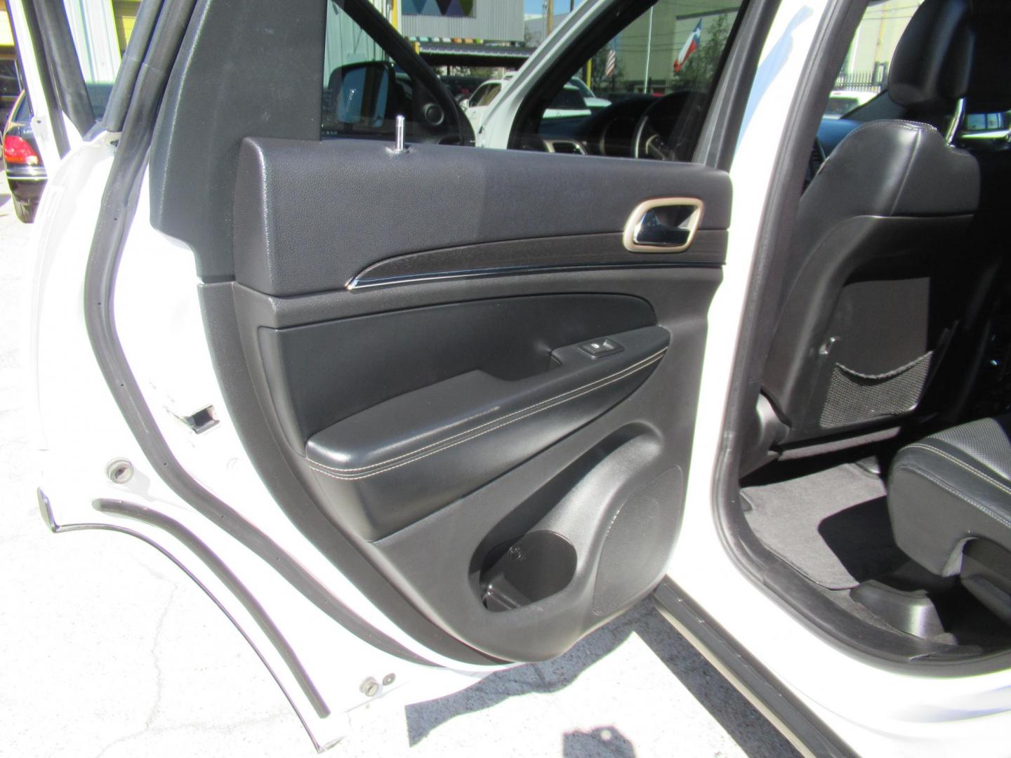 2015 White /Black Jeep Grand Cherokee Limited 2WD (1C4RJEBG5FC) with an 3.6L V6 DOHC 24V engine, 8-Speed Automatic transmission, located at 1511 North Shepherd Dr., Houston, TX, 77008, (281) 657-1221, 29.798361, -95.412560 - 2015 JEEP GRAND CHEROKEE LIMITED VIN: 1C4RJEBG5FC825406 1 C 4 R J E B G 5 F C 8 2 5 4 0 6 4 DOOR WAGON/SPORT UTILITY 3.6L V6 F DOHC 24V GASOLINE REAR WHEEL DRIVE - Photo#9