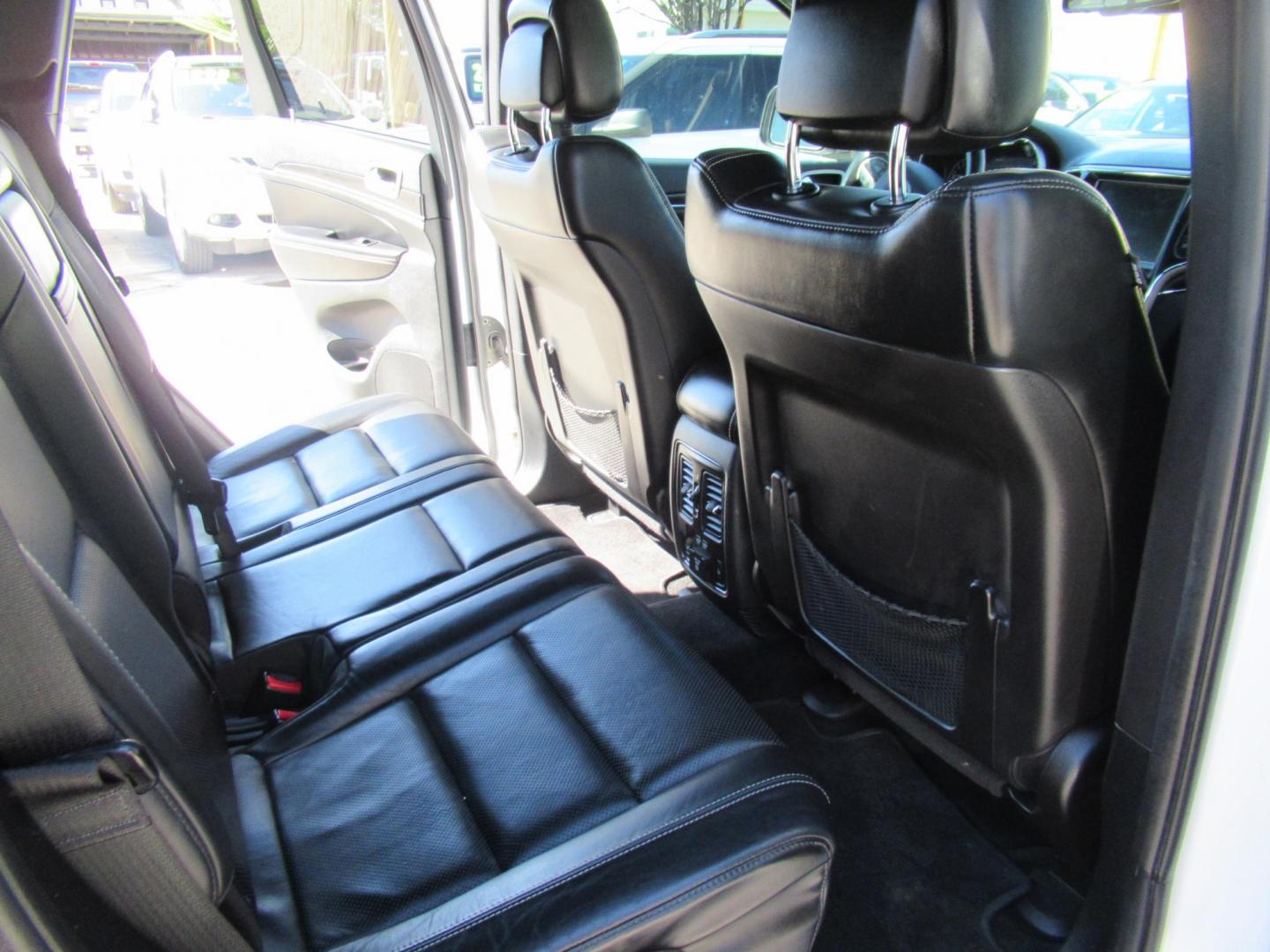 2015 White /Black Jeep Grand Cherokee Limited 2WD (1C4RJEBG5FC) with an 3.6L V6 DOHC 24V engine, 8-Speed Automatic transmission, located at 1511 North Shepherd Dr., Houston, TX, 77008, (281) 657-1221, 29.798361, -95.412560 - 2015 JEEP GRAND CHEROKEE LIMITED VIN: 1C4RJEBG5FC825406 1 C 4 R J E B G 5 F C 8 2 5 4 0 6 4 DOOR WAGON/SPORT UTILITY 3.6L V6 F DOHC 24V GASOLINE REAR WHEEL DRIVE - Photo#11