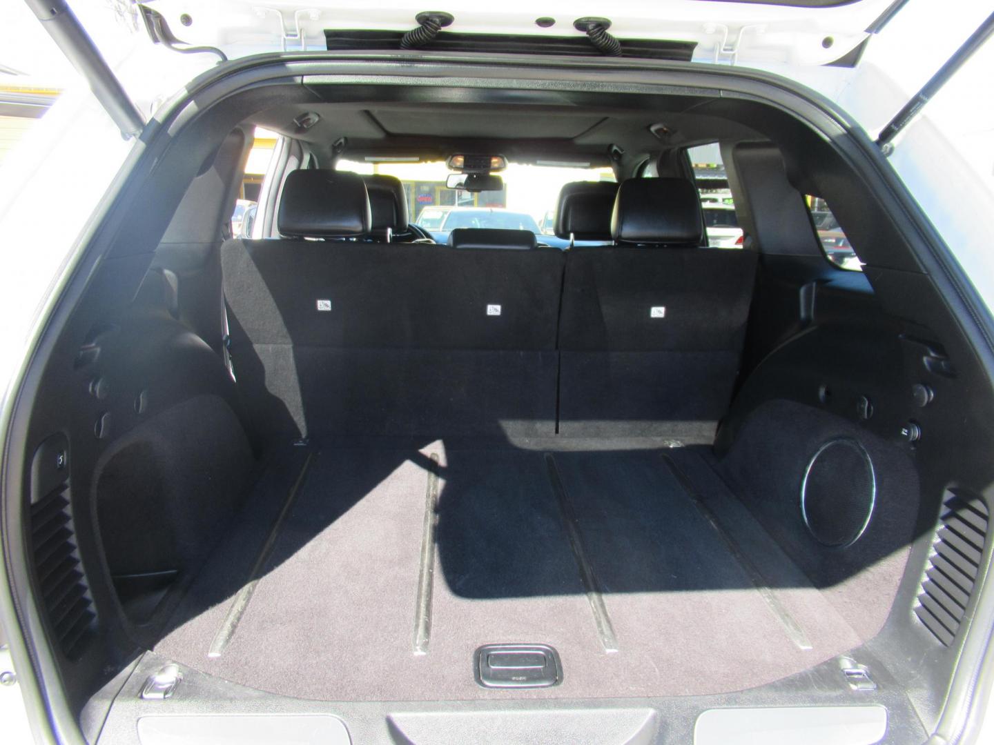 2015 White /Black Jeep Grand Cherokee Limited 2WD (1C4RJEBG5FC) with an 3.6L V6 DOHC 24V engine, 8-Speed Automatic transmission, located at 1511 North Shepherd Dr., Houston, TX, 77008, (281) 657-1221, 29.798361, -95.412560 - 2015 JEEP GRAND CHEROKEE LIMITED VIN: 1C4RJEBG5FC825406 1 C 4 R J E B G 5 F C 8 2 5 4 0 6 4 DOOR WAGON/SPORT UTILITY 3.6L V6 F DOHC 24V GASOLINE REAR WHEEL DRIVE - Photo#10