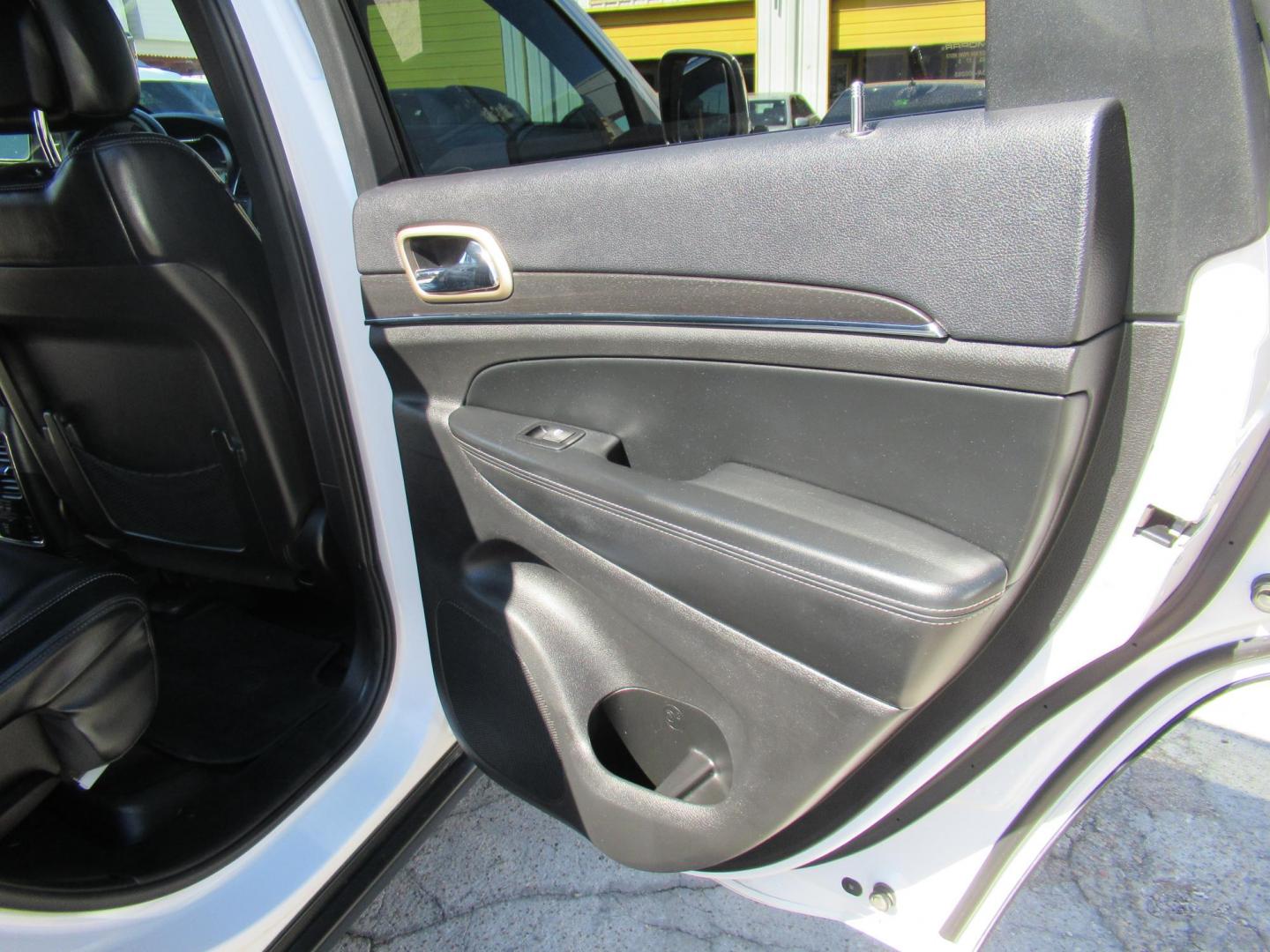 2015 White /Black Jeep Grand Cherokee Limited 2WD (1C4RJEBG5FC) with an 3.6L V6 DOHC 24V engine, 8-Speed Automatic transmission, located at 1511 North Shepherd Dr., Houston, TX, 77008, (281) 657-1221, 29.798361, -95.412560 - 2015 JEEP GRAND CHEROKEE LIMITED VIN: 1C4RJEBG5FC825406 1 C 4 R J E B G 5 F C 8 2 5 4 0 6 4 DOOR WAGON/SPORT UTILITY 3.6L V6 F DOHC 24V GASOLINE REAR WHEEL DRIVE - Photo#12