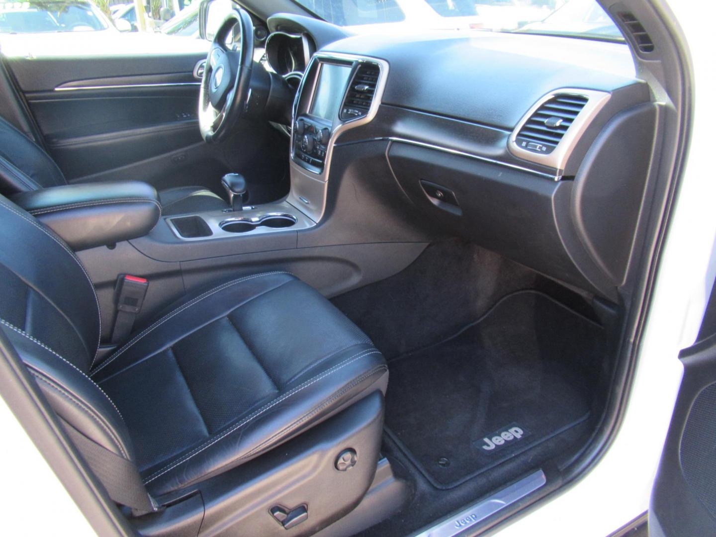 2015 White /Black Jeep Grand Cherokee Limited 2WD (1C4RJEBG5FC) with an 3.6L V6 DOHC 24V engine, 8-Speed Automatic transmission, located at 1511 North Shepherd Dr., Houston, TX, 77008, (281) 657-1221, 29.798361, -95.412560 - 2015 JEEP GRAND CHEROKEE LIMITED VIN: 1C4RJEBG5FC825406 1 C 4 R J E B G 5 F C 8 2 5 4 0 6 4 DOOR WAGON/SPORT UTILITY 3.6L V6 F DOHC 24V GASOLINE REAR WHEEL DRIVE - Photo#13