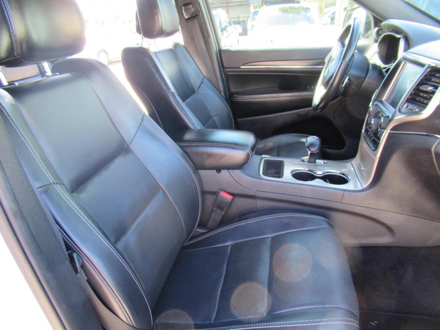 2015 White /Black Jeep Grand Cherokee Limited 2WD (1C4RJEBG5FC) with an 3.6L V6 DOHC 24V engine, 8-Speed Automatic transmission, located at 1511 North Shepherd Dr., Houston, TX, 77008, (281) 657-1221, 29.798361, -95.412560 - 2015 JEEP GRAND CHEROKEE LIMITED VIN: 1C4RJEBG5FC825406 1 C 4 R J E B G 5 F C 8 2 5 4 0 6 4 DOOR WAGON/SPORT UTILITY 3.6L V6 F DOHC 24V GASOLINE REAR WHEEL DRIVE - Photo#14