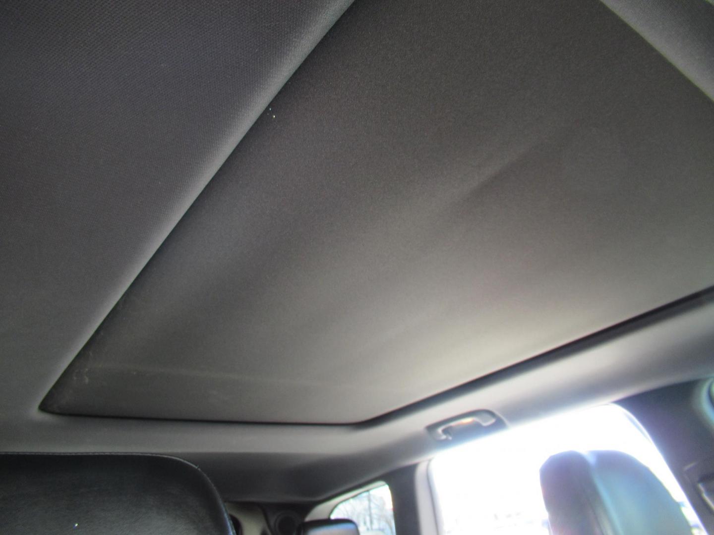 2015 White /Black Jeep Grand Cherokee Limited 2WD (1C4RJEBG5FC) with an 3.6L V6 DOHC 24V engine, 8-Speed Automatic transmission, located at 1511 North Shepherd Dr., Houston, TX, 77008, (281) 657-1221, 29.798361, -95.412560 - 2015 JEEP GRAND CHEROKEE LIMITED VIN: 1C4RJEBG5FC825406 1 C 4 R J E B G 5 F C 8 2 5 4 0 6 4 DOOR WAGON/SPORT UTILITY 3.6L V6 F DOHC 24V GASOLINE REAR WHEEL DRIVE - Photo#15