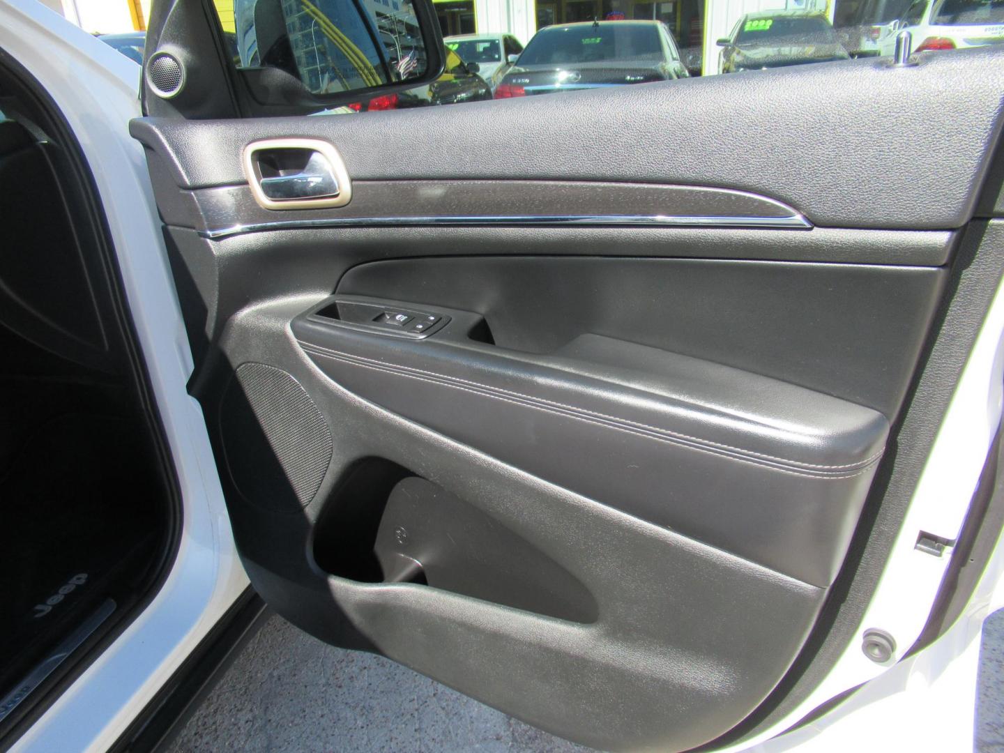 2015 White /Black Jeep Grand Cherokee Limited 2WD (1C4RJEBG5FC) with an 3.6L V6 DOHC 24V engine, 8-Speed Automatic transmission, located at 1511 North Shepherd Dr., Houston, TX, 77008, (281) 657-1221, 29.798361, -95.412560 - 2015 JEEP GRAND CHEROKEE LIMITED VIN: 1C4RJEBG5FC825406 1 C 4 R J E B G 5 F C 8 2 5 4 0 6 4 DOOR WAGON/SPORT UTILITY 3.6L V6 F DOHC 24V GASOLINE REAR WHEEL DRIVE - Photo#16