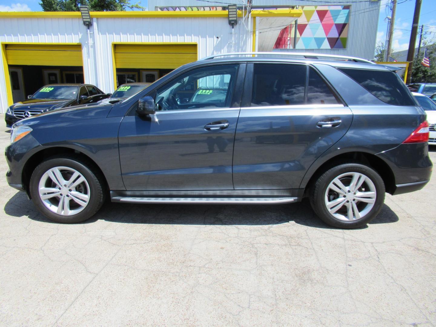 2013 Blue /Gray Mercedes-Benz M-Class ML350 4MATIC (4JGDA5JB1DA) with an 3.5L V6 DOHC 24V engine, Automatic transmission, located at 1511 North Shepherd Dr., Houston, TX, 77008, (281) 657-1221, 29.798361, -95.412560 - 2013 MERCEDES-BENZ M-CLASS ML 350 VIN: 4JGDA5JB1DA243842 4 J G D A 5 J B 1 D A 2 4 3 8 4 2 4 DOOR WAGON/SPORT UTILITY 3.5L V6 F DOHC 24V GASOLINE REAR WHEEL DRIVE- Photo#0