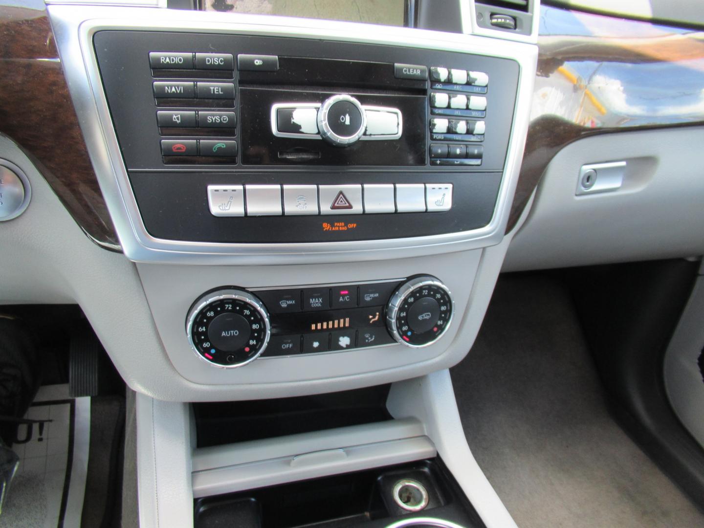 2013 Blue /Gray Mercedes-Benz M-Class ML350 4MATIC (4JGDA5JB1DA) with an 3.5L V6 DOHC 24V engine, Automatic transmission, located at 1511 North Shepherd Dr., Houston, TX, 77008, (281) 657-1221, 29.798361, -95.412560 - 2013 MERCEDES-BENZ M-CLASS ML 350 VIN: 4JGDA5JB1DA243842 4 J G D A 5 J B 1 D A 2 4 3 8 4 2 4 DOOR WAGON/SPORT UTILITY 3.5L V6 F DOHC 24V GASOLINE REAR WHEEL DRIVE- Photo#2