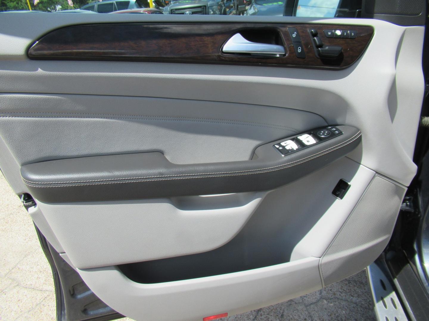 2013 Blue /Gray Mercedes-Benz M-Class ML350 4MATIC (4JGDA5JB1DA) with an 3.5L V6 DOHC 24V engine, Automatic transmission, located at 1511 North Shepherd Dr., Houston, TX, 77008, (281) 657-1221, 29.798361, -95.412560 - 2013 MERCEDES-BENZ M-CLASS ML 350 VIN: 4JGDA5JB1DA243842 4 J G D A 5 J B 1 D A 2 4 3 8 4 2 4 DOOR WAGON/SPORT UTILITY 3.5L V6 F DOHC 24V GASOLINE REAR WHEEL DRIVE- Photo#4