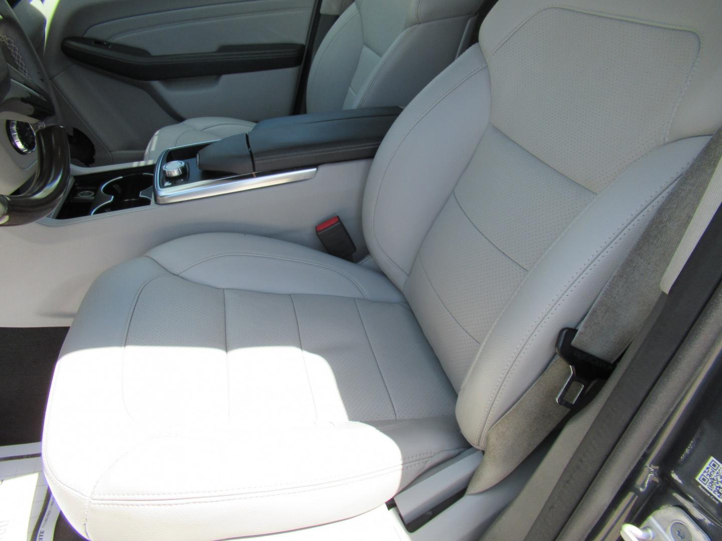 2013 Blue /Gray Mercedes-Benz M-Class ML350 4MATIC (4JGDA5JB1DA) with an 3.5L V6 DOHC 24V engine, Automatic transmission, located at 1511 North Shepherd Dr., Houston, TX, 77008, (281) 657-1221, 29.798361, -95.412560 - 2013 MERCEDES-BENZ M-CLASS ML 350 VIN: 4JGDA5JB1DA243842 4 J G D A 5 J B 1 D A 2 4 3 8 4 2 4 DOOR WAGON/SPORT UTILITY 3.5L V6 F DOHC 24V GASOLINE REAR WHEEL DRIVE- Photo#5