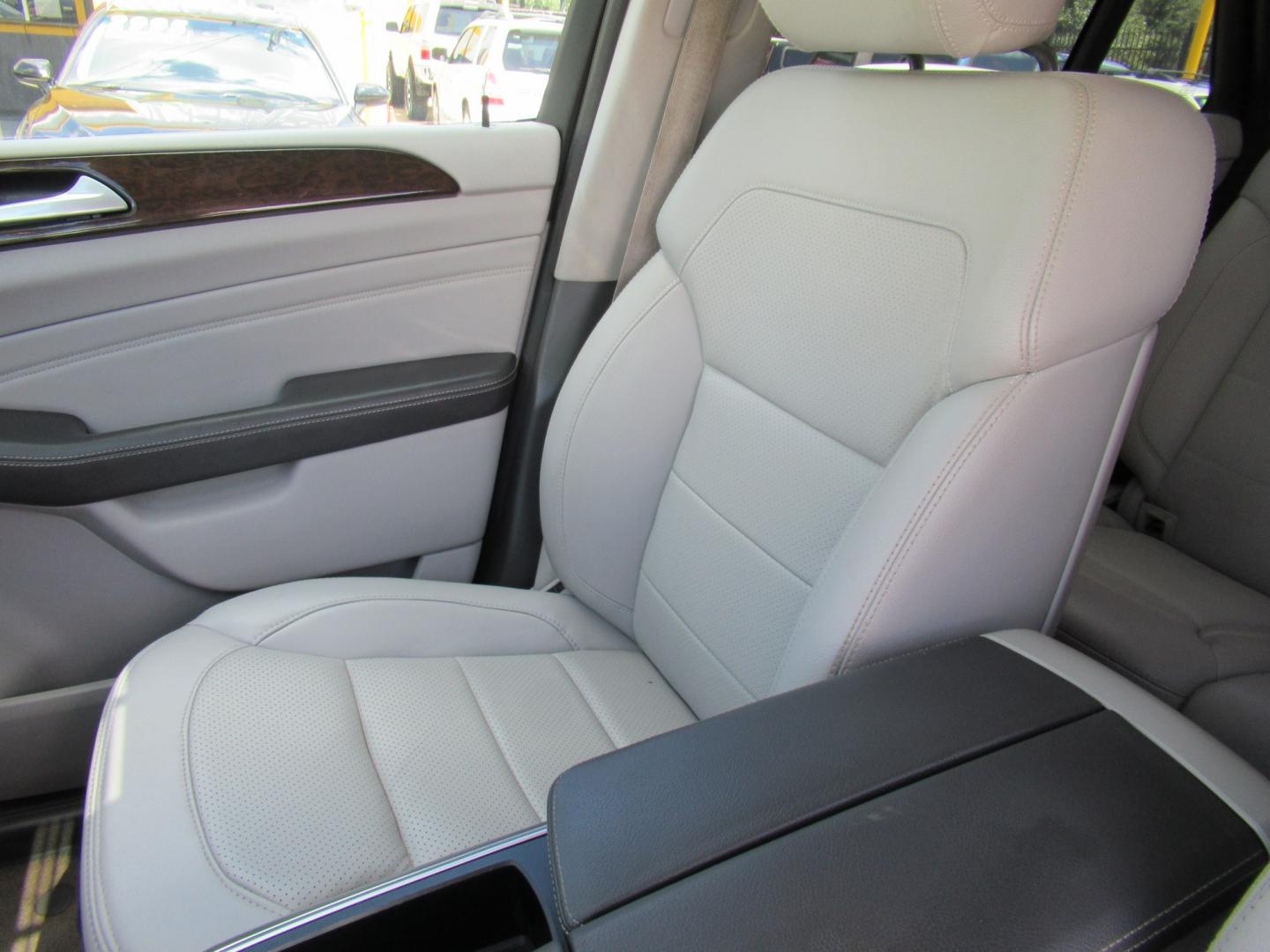 2013 Blue /Gray Mercedes-Benz M-Class ML350 4MATIC (4JGDA5JB1DA) with an 3.5L V6 DOHC 24V engine, Automatic transmission, located at 1511 North Shepherd Dr., Houston, TX, 77008, (281) 657-1221, 29.798361, -95.412560 - 2013 MERCEDES-BENZ M-CLASS ML 350 VIN: 4JGDA5JB1DA243842 4 J G D A 5 J B 1 D A 2 4 3 8 4 2 4 DOOR WAGON/SPORT UTILITY 3.5L V6 F DOHC 24V GASOLINE REAR WHEEL DRIVE- Photo#6
