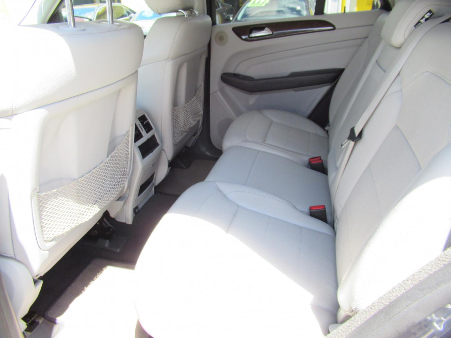 2013 Blue /Gray Mercedes-Benz M-Class ML350 4MATIC (4JGDA5JB1DA) with an 3.5L V6 DOHC 24V engine, Automatic transmission, located at 1511 North Shepherd Dr., Houston, TX, 77008, (281) 657-1221, 29.798361, -95.412560 - 2013 MERCEDES-BENZ M-CLASS ML 350 VIN: 4JGDA5JB1DA243842 4 J G D A 5 J B 1 D A 2 4 3 8 4 2 4 DOOR WAGON/SPORT UTILITY 3.5L V6 F DOHC 24V GASOLINE REAR WHEEL DRIVE- Photo#8