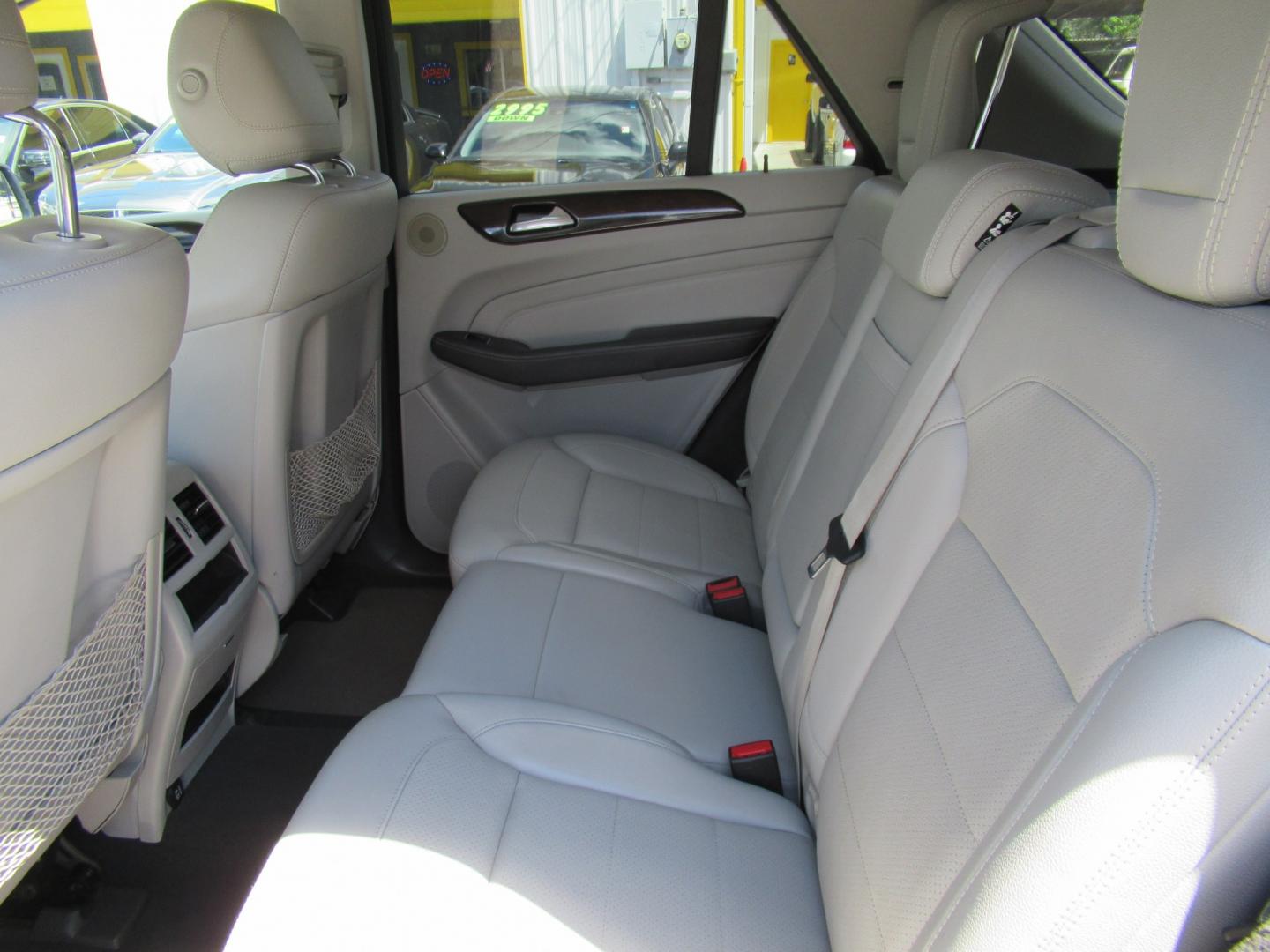 2013 Blue /Gray Mercedes-Benz M-Class ML350 4MATIC (4JGDA5JB1DA) with an 3.5L V6 DOHC 24V engine, Automatic transmission, located at 1511 North Shepherd Dr., Houston, TX, 77008, (281) 657-1221, 29.798361, -95.412560 - 2013 MERCEDES-BENZ M-CLASS ML 350 VIN: 4JGDA5JB1DA243842 4 J G D A 5 J B 1 D A 2 4 3 8 4 2 4 DOOR WAGON/SPORT UTILITY 3.5L V6 F DOHC 24V GASOLINE REAR WHEEL DRIVE- Photo#9