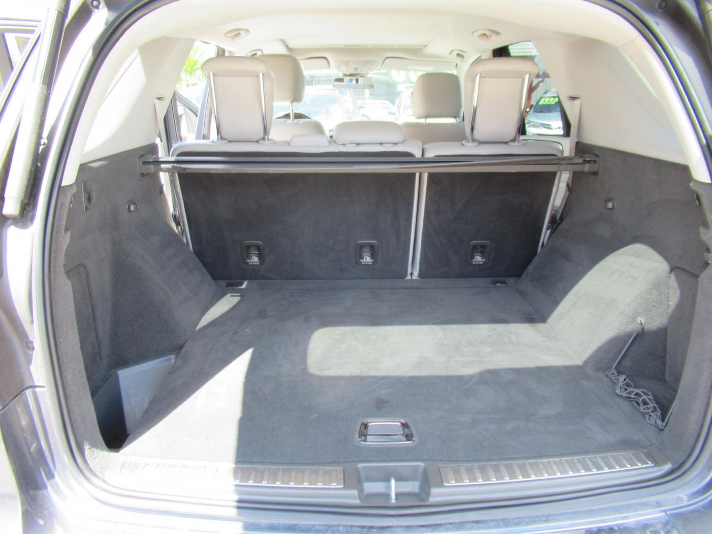 2013 Blue /Gray Mercedes-Benz M-Class ML350 4MATIC (4JGDA5JB1DA) with an 3.5L V6 DOHC 24V engine, Automatic transmission, located at 1511 North Shepherd Dr., Houston, TX, 77008, (281) 657-1221, 29.798361, -95.412560 - 2013 MERCEDES-BENZ M-CLASS ML 350 VIN: 4JGDA5JB1DA243842 4 J G D A 5 J B 1 D A 2 4 3 8 4 2 4 DOOR WAGON/SPORT UTILITY 3.5L V6 F DOHC 24V GASOLINE REAR WHEEL DRIVE- Photo#11