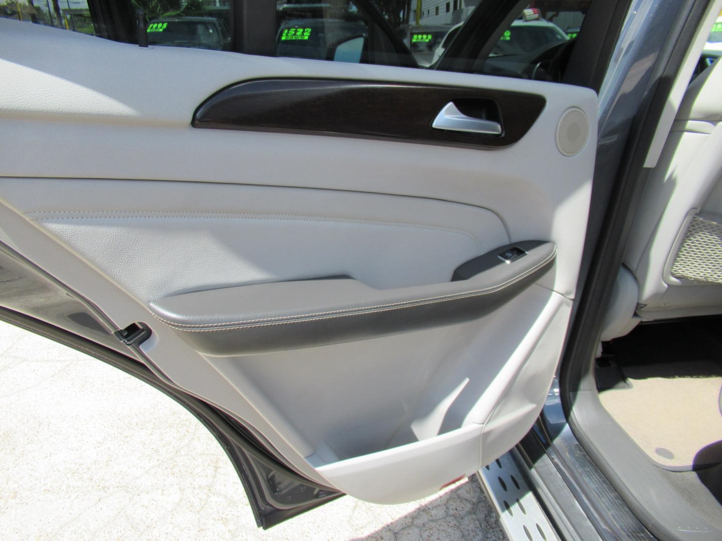 2013 Blue /Gray Mercedes-Benz M-Class ML350 4MATIC (4JGDA5JB1DA) with an 3.5L V6 DOHC 24V engine, Automatic transmission, located at 1511 North Shepherd Dr., Houston, TX, 77008, (281) 657-1221, 29.798361, -95.412560 - 2013 MERCEDES-BENZ M-CLASS ML 350 VIN: 4JGDA5JB1DA243842 4 J G D A 5 J B 1 D A 2 4 3 8 4 2 4 DOOR WAGON/SPORT UTILITY 3.5L V6 F DOHC 24V GASOLINE REAR WHEEL DRIVE- Photo#10