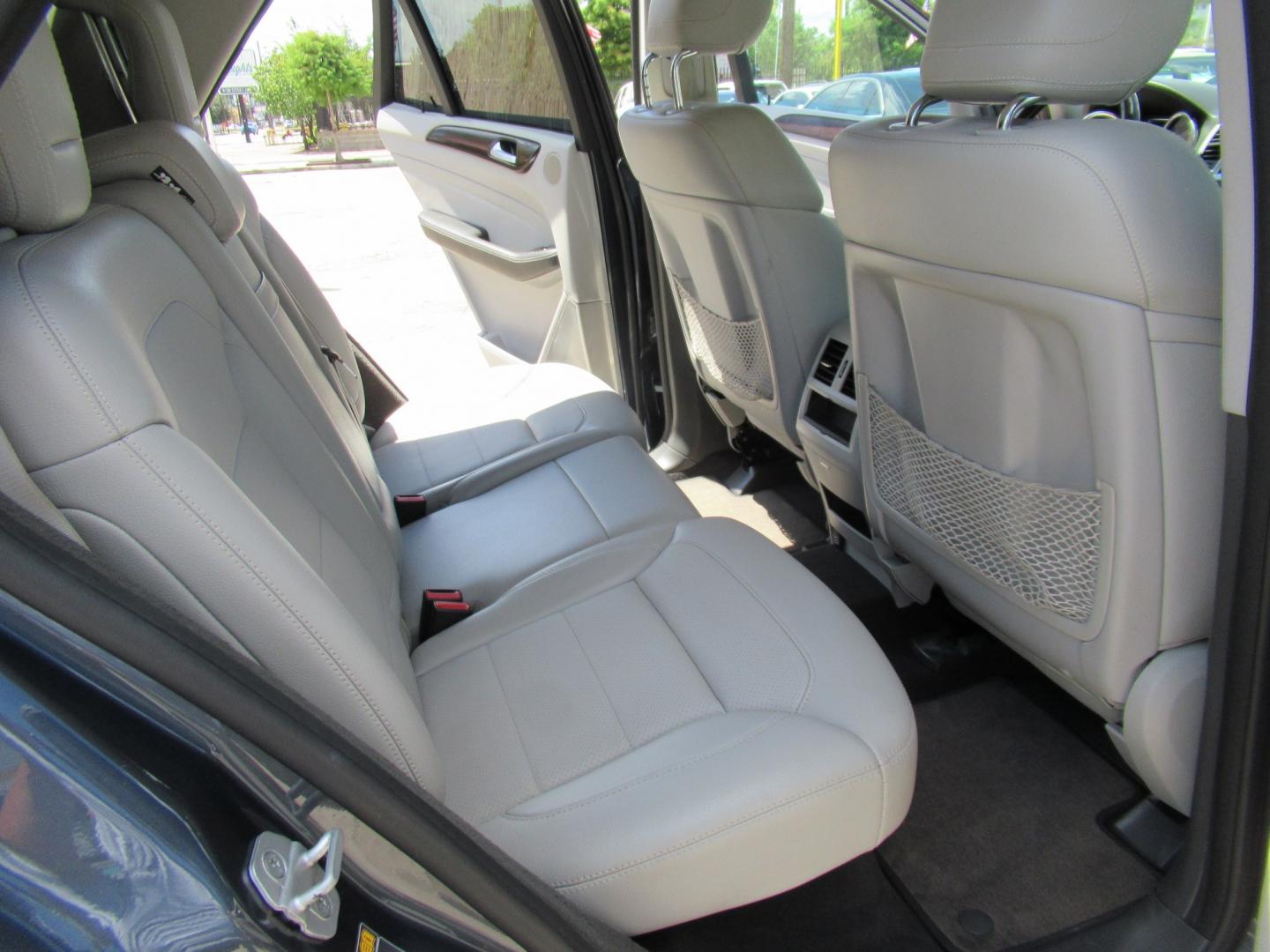 2013 Blue /Gray Mercedes-Benz M-Class ML350 4MATIC (4JGDA5JB1DA) with an 3.5L V6 DOHC 24V engine, Automatic transmission, located at 1511 North Shepherd Dr., Houston, TX, 77008, (281) 657-1221, 29.798361, -95.412560 - 2013 MERCEDES-BENZ M-CLASS ML 350 VIN: 4JGDA5JB1DA243842 4 J G D A 5 J B 1 D A 2 4 3 8 4 2 4 DOOR WAGON/SPORT UTILITY 3.5L V6 F DOHC 24V GASOLINE REAR WHEEL DRIVE- Photo#12