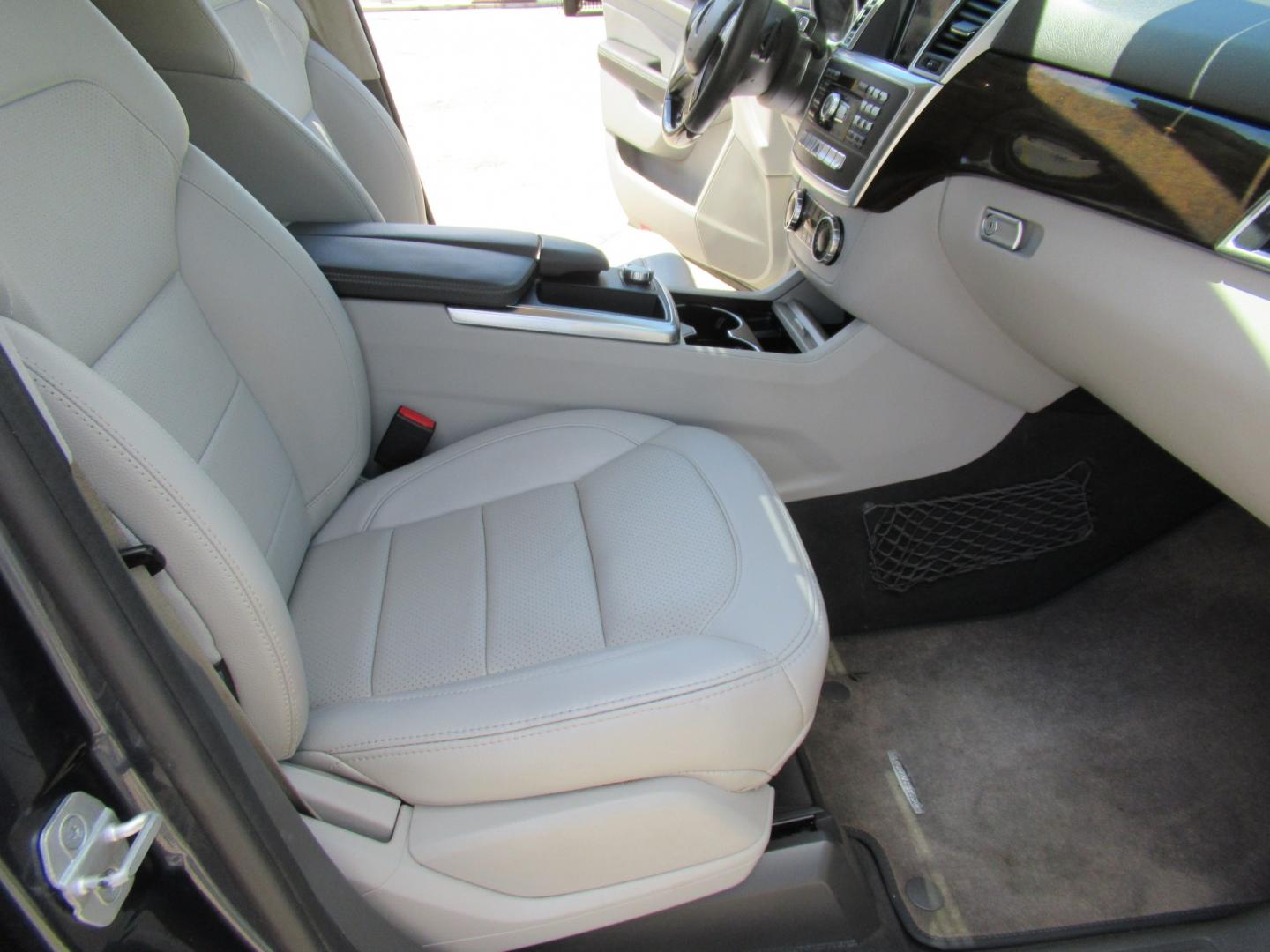 2013 Blue /Gray Mercedes-Benz M-Class ML350 4MATIC (4JGDA5JB1DA) with an 3.5L V6 DOHC 24V engine, Automatic transmission, located at 1511 North Shepherd Dr., Houston, TX, 77008, (281) 657-1221, 29.798361, -95.412560 - 2013 MERCEDES-BENZ M-CLASS ML 350 VIN: 4JGDA5JB1DA243842 4 J G D A 5 J B 1 D A 2 4 3 8 4 2 4 DOOR WAGON/SPORT UTILITY 3.5L V6 F DOHC 24V GASOLINE REAR WHEEL DRIVE- Photo#14